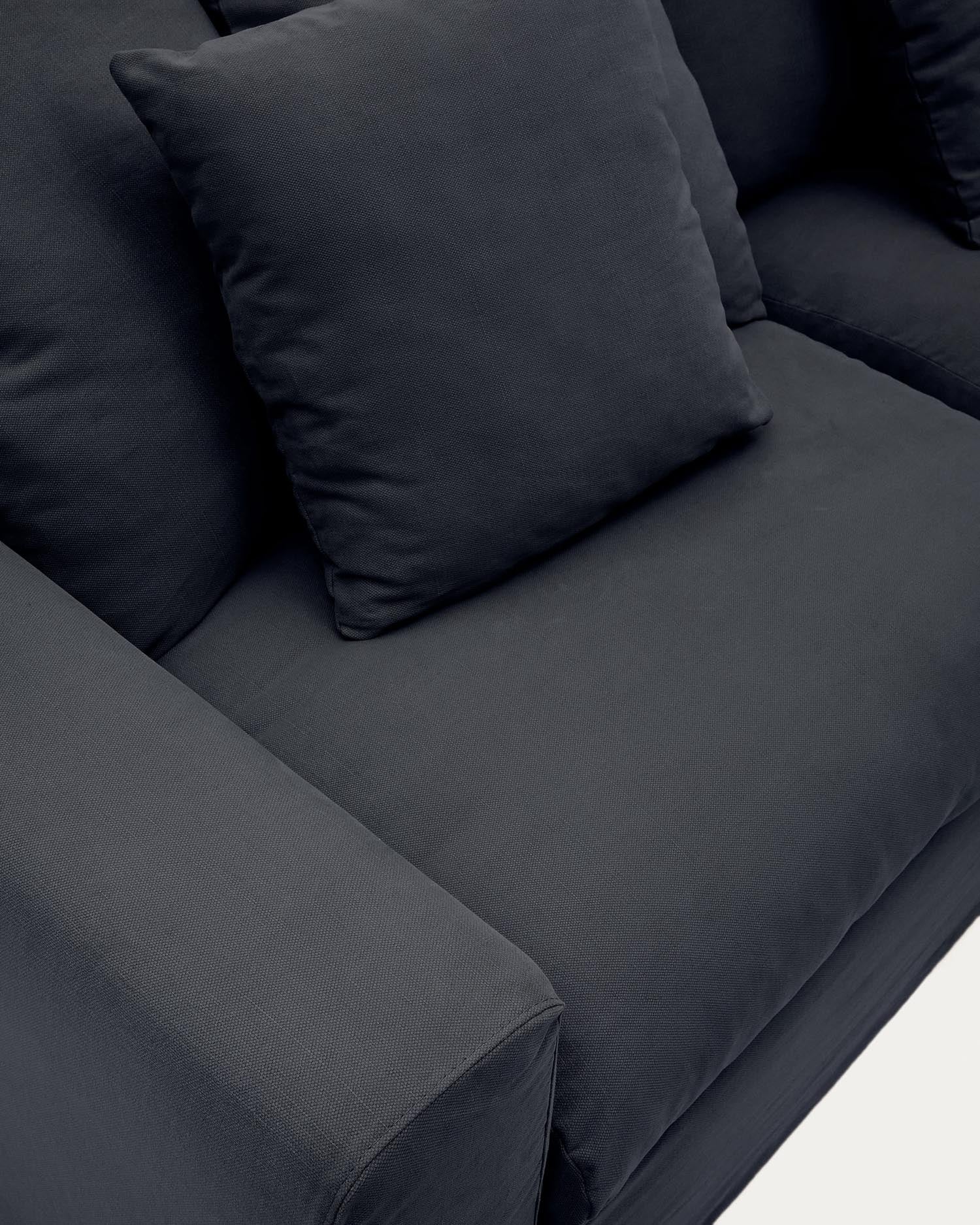 Das Nora Sofa von Kave Home: Eleganz trifft Komfort. Anthrazitgrau, 240 cm, abziehbare Bezüge aus Leinen-Baumwollmix.