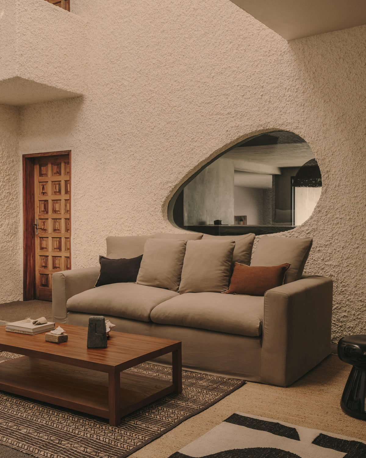 3-Sitzer-Sofa Nora mit abnehmbarem Bezug und Kissen aus Leinen und Baumwolle in Anthrazitgrau 240 cm in Anthrazit präsentiert im Onlineshop von KAQTU Design AG. 3er Sofa ist von Kave Home