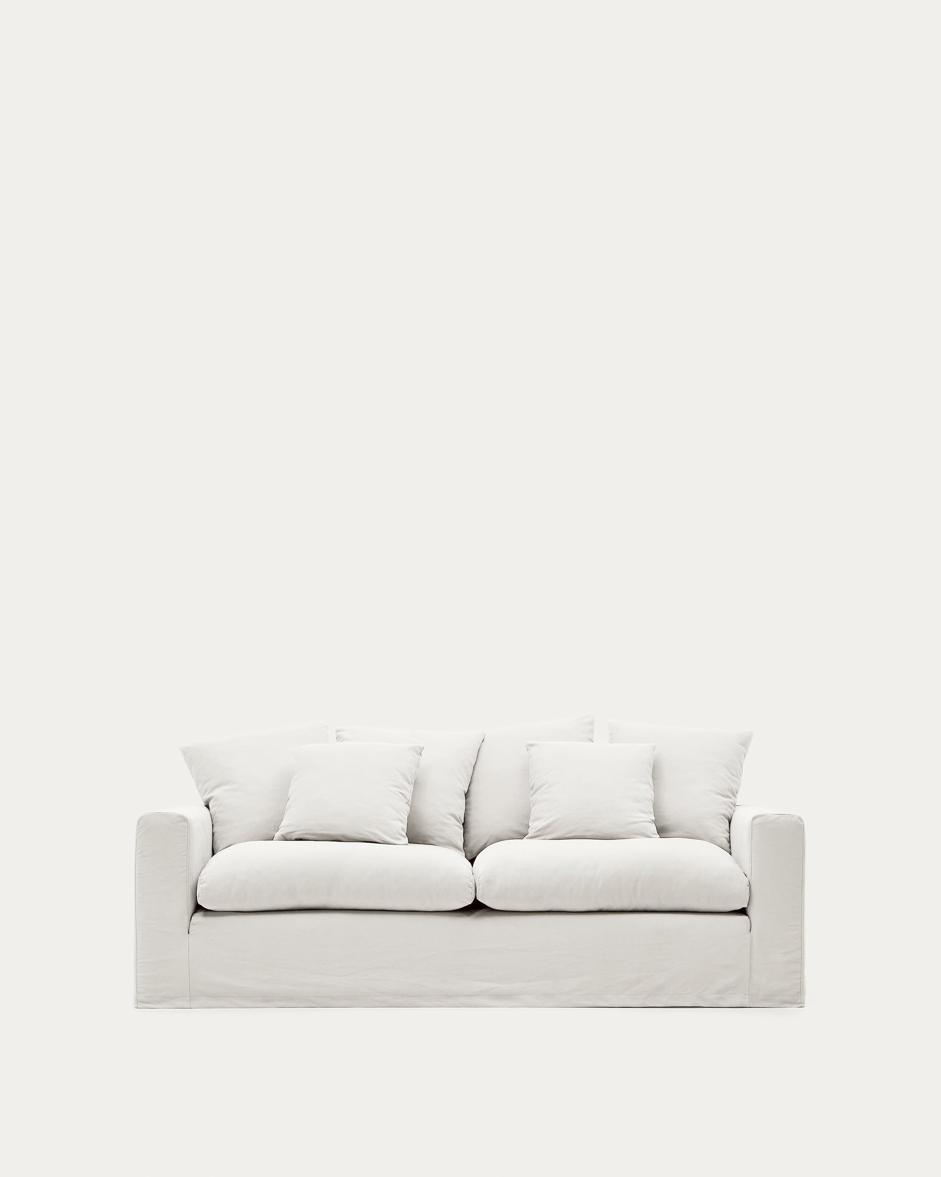 Elegantes Nora 3 Sitzer Sofa von Kave Home: 240 cm, abziehbare Leinen-Baumwollbezüge, zeitloser Stil, hoher Komfort.