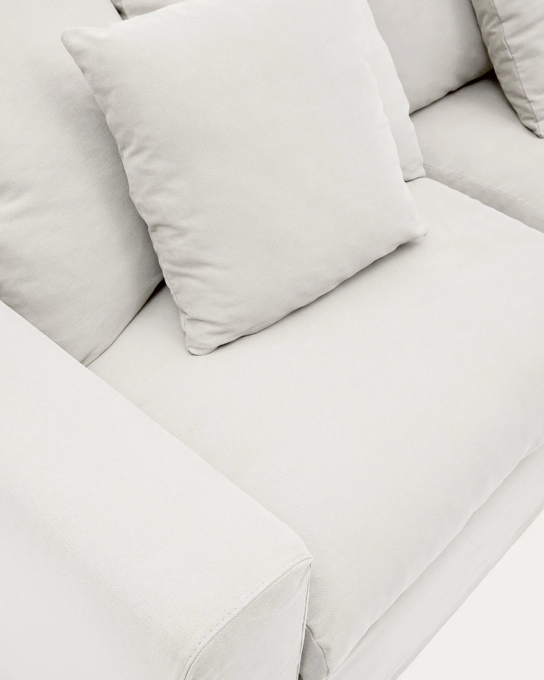 Elegantes 3-Sitzer Sofa mit abnehmbaren Leinen-Baumwollbezügen, 240 cm breit, für stilvolle und komfortable Wohnräume.