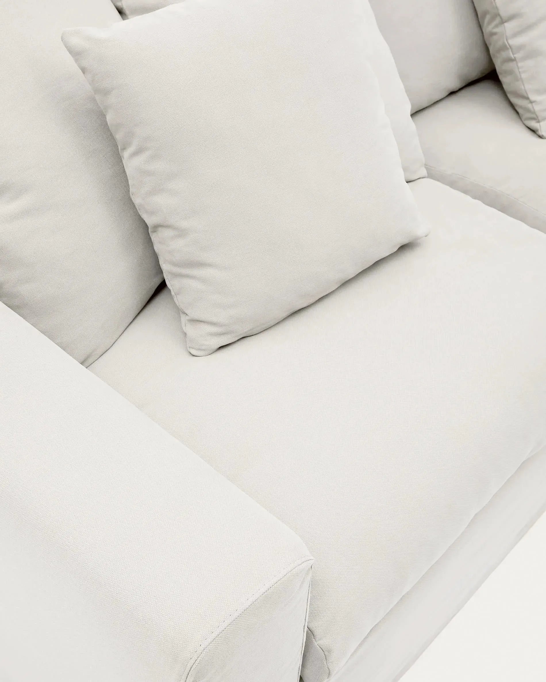 Elegantes Nora 3-Sitzer-Sofa, 240 cm, mit abnehmbaren Leinen-Baumwoll-Kissenbezügen in Naturfarben, ideal für stilvolle Wohnräume.