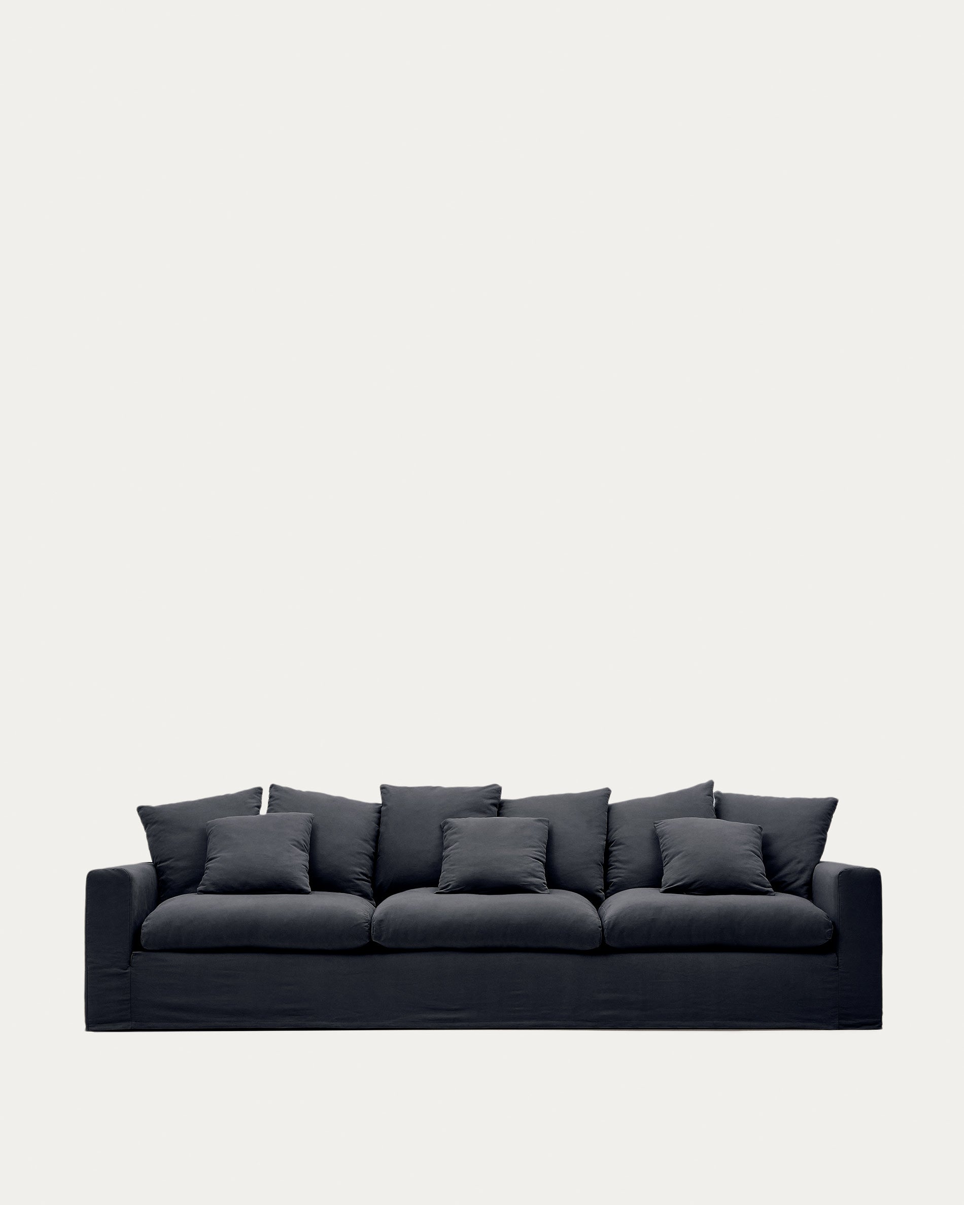 Elegantes Nora 4 Sitzer Sofa von Kave Home, 340 cm breit, mit abziehbaren Leinen-Baumwollbezügen in Anthrazitgrau.