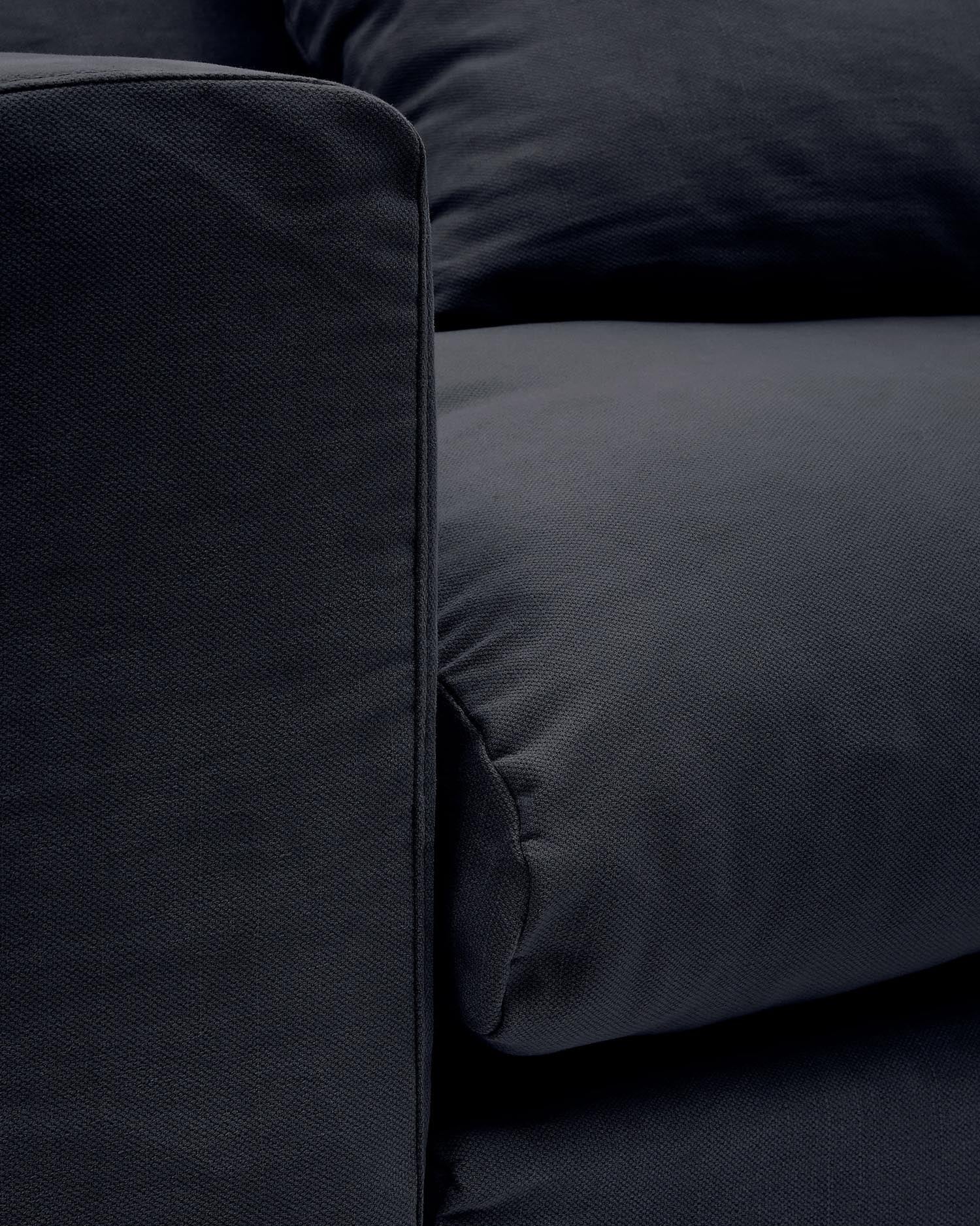 Das Nora Sofa, 4-Sitzer, 340 cm, anthrazitgrau, mit abnehmbaren Bezügen aus Leinen und Baumwolle, bietet Stil und Bequemlichkeit.