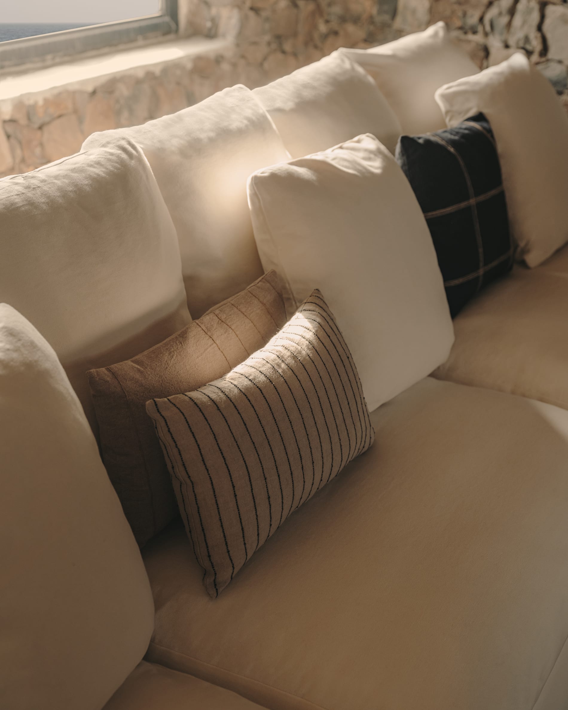 Elegantes 4-Sitzer Sofa mit abziehbaren Leinen-Baumwollbezügen, 340 cm breit, ideal für stilvolle Entspannung.