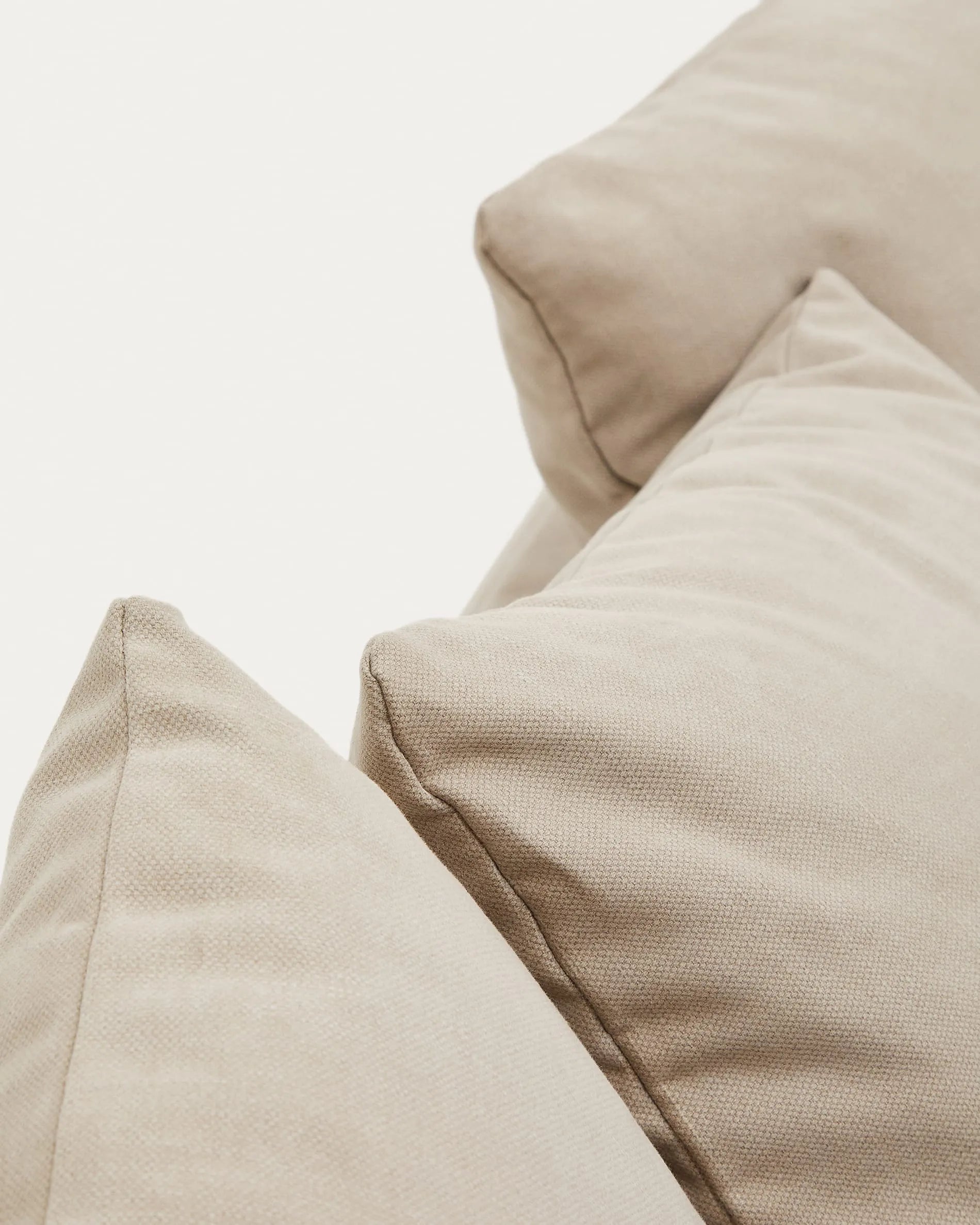 Nora 4-Sitzer Sofa, 340 cm, mit abnehmbaren Kissenbezügen aus Leinen und Baumwolle in Taupe, stilvoll von Kave Home.