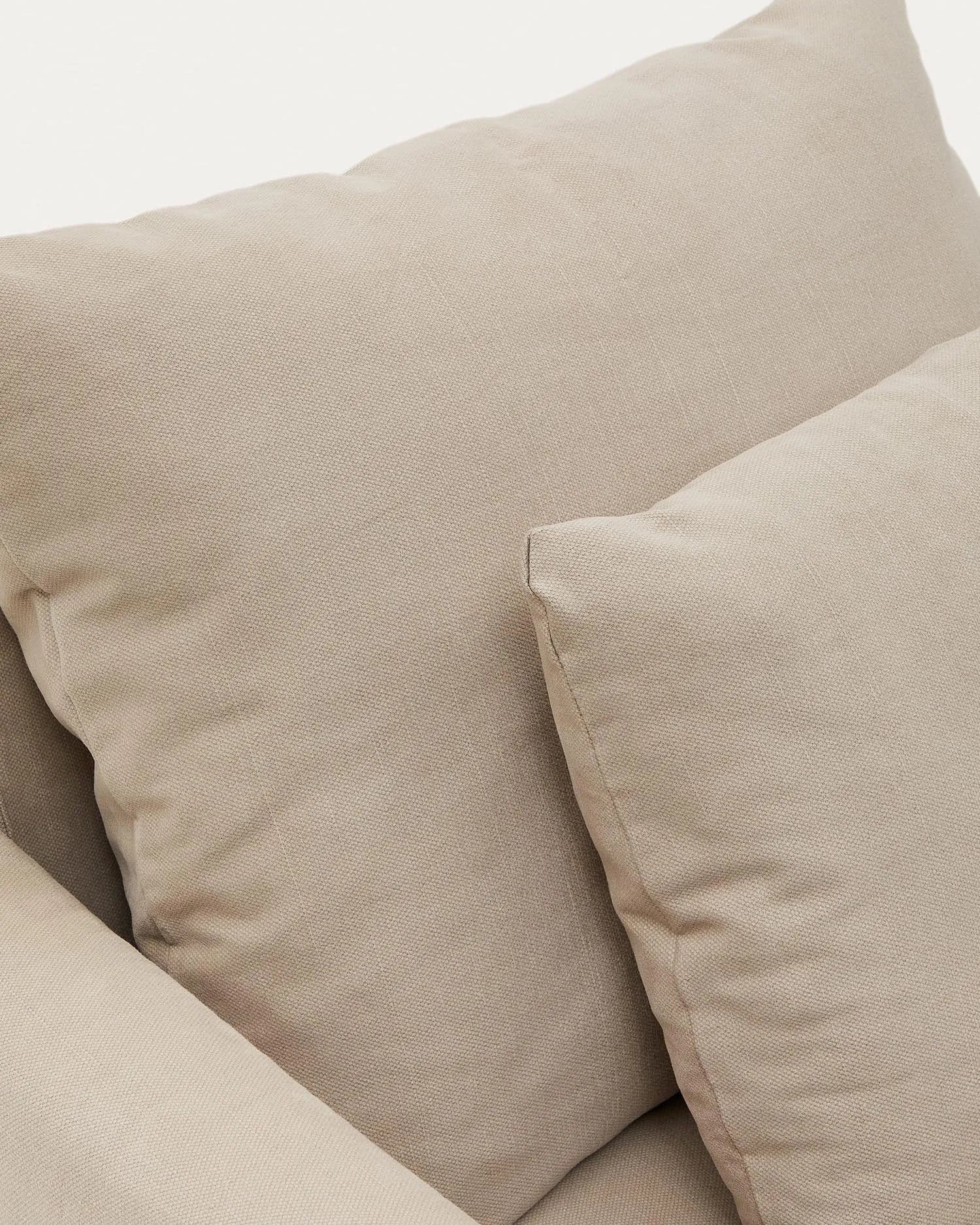 Hochwertiger Bezug für den Nora Sessel, 92 cm, aus Leinen-Baumwoll-Mix in Taupe von Kave Home, für ein elegantes Wohnambiente.