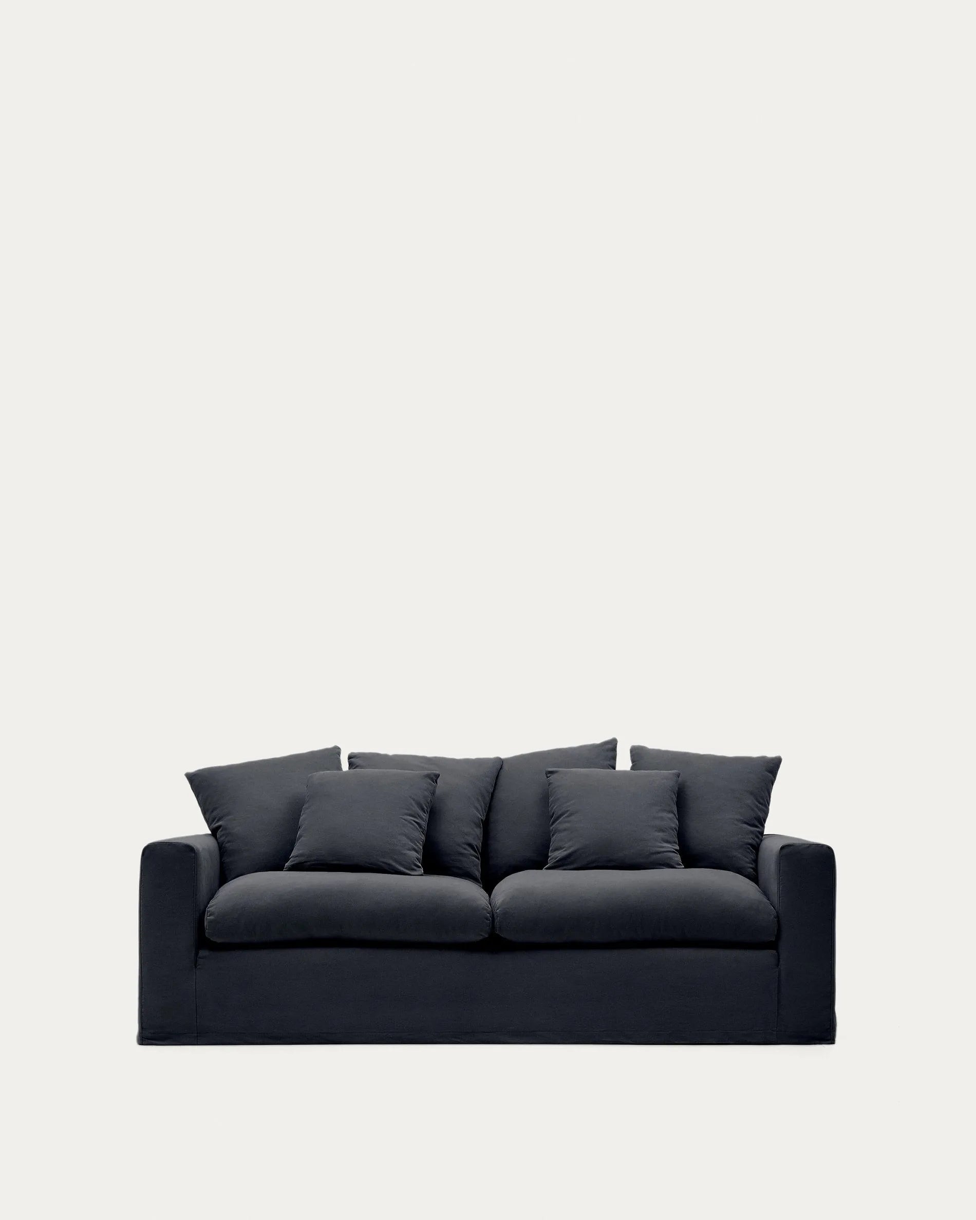 Anthrazitgrauer Bezug aus Leinen und Baumwolle für das Nora 3-Sitzer Sofa von Kave Home, stilvoll und hochwertig.
