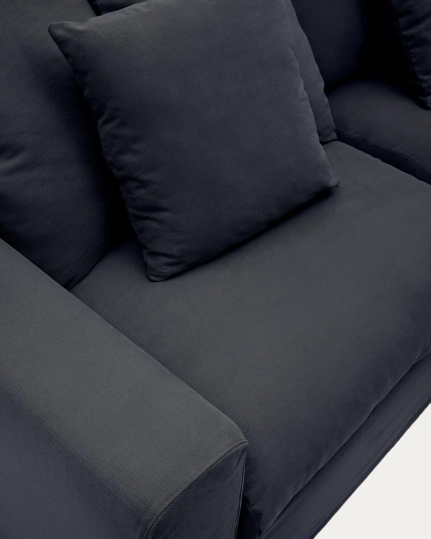 Eleganter anthrazitgrauer Bezug aus Leinen-Baumwoll-Mix für das Nora 3-Sitzer Sofa von Kave Home, modern und langlebig.
