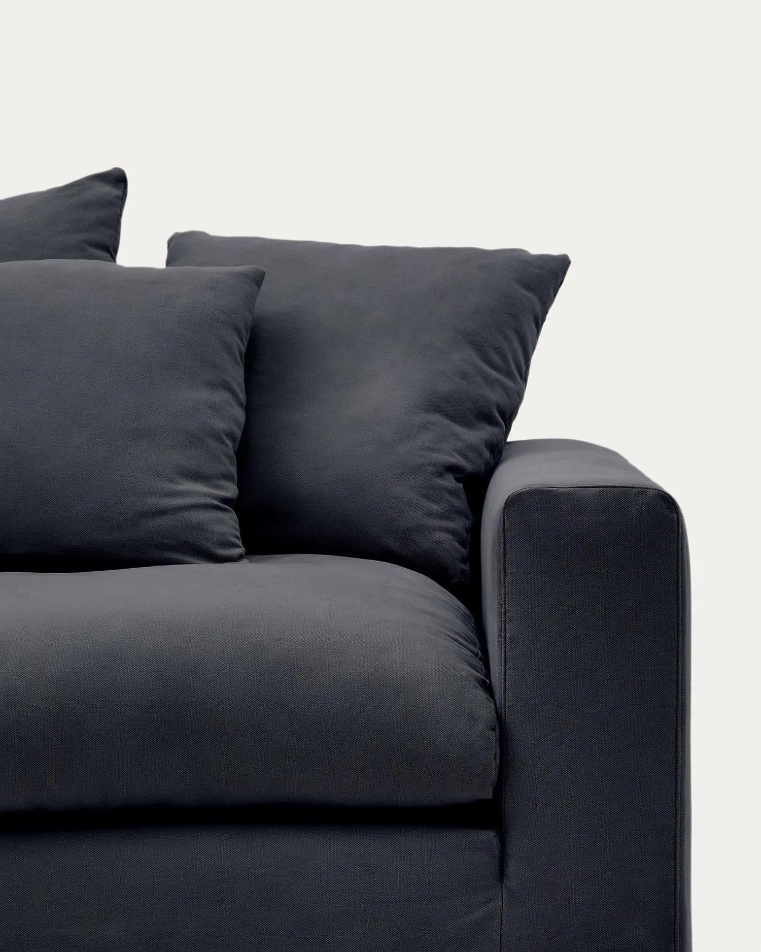 Anthrazitgrauer Bezug aus Leinen-Baumwoll-Mix für das Nora 3-Sitzer Sofa von Kave Home, stilvoll und hochwertig.