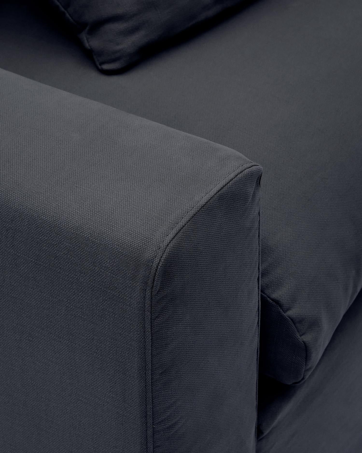 Eleganter anthrazitgrauer Bezug aus Leinen und Baumwolle für das Nora 3-Sitzer Sofa von Kave Home, modern und langlebig.