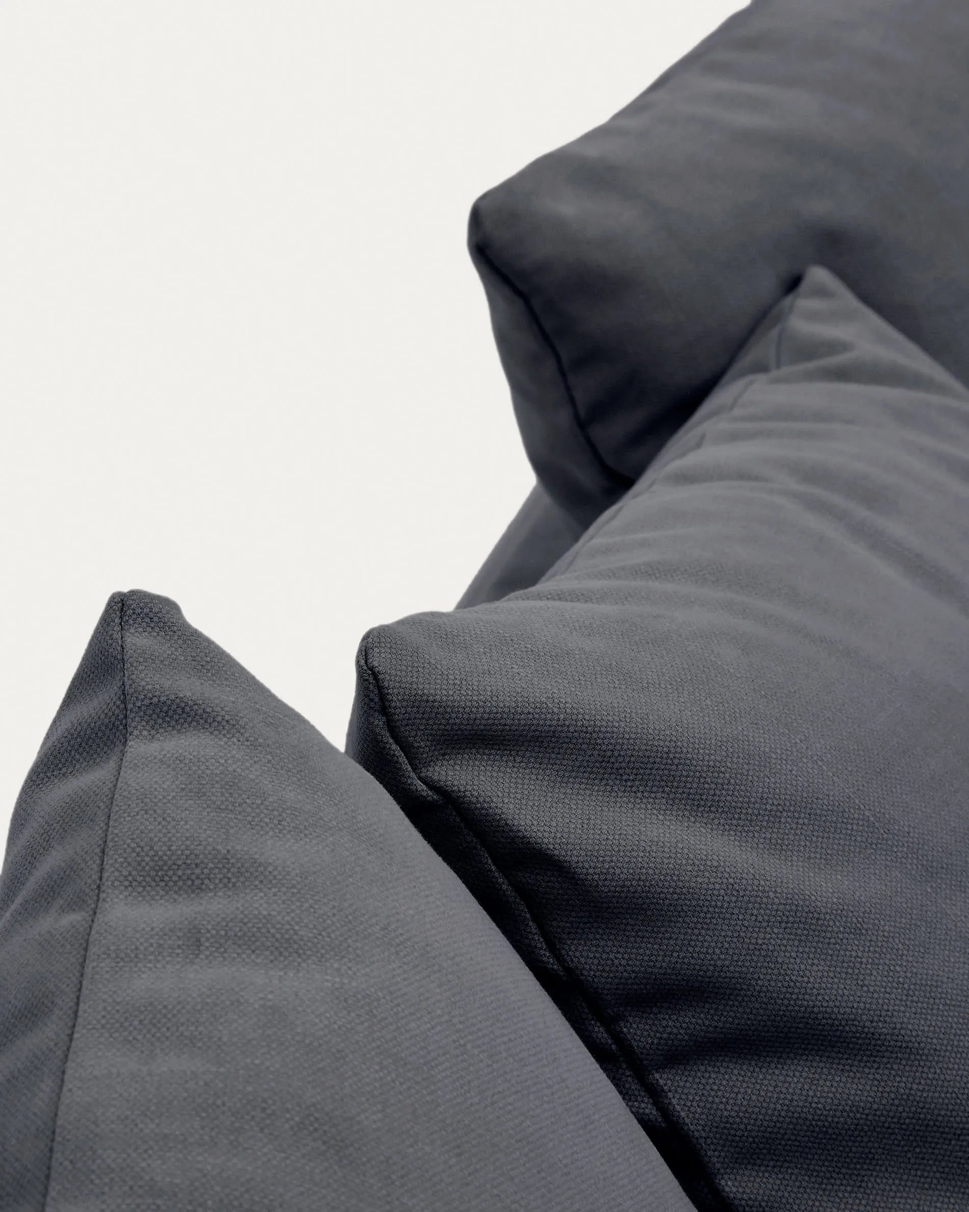 Anthrazitgrauer Bezug aus Leinen und Baumwolle für das Nora 3-Sitzer Sofa von Kave Home, stilvoll und hochwertig.