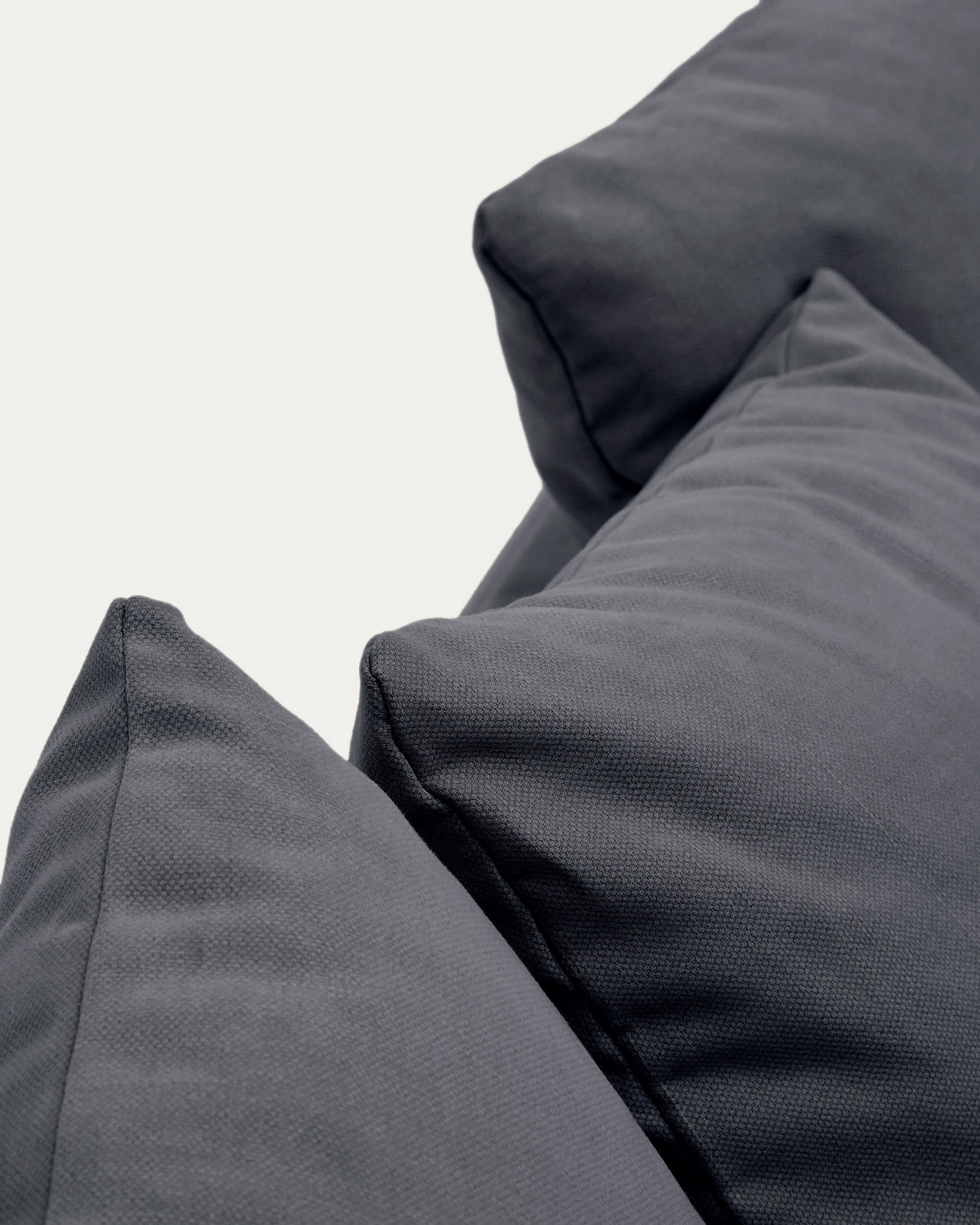 Eleganter anthrazitgrauer Bezug aus Leinen und Baumwolle für das Nora 3-Sitzer Sofa von Kave Home, modern und langlebig.
