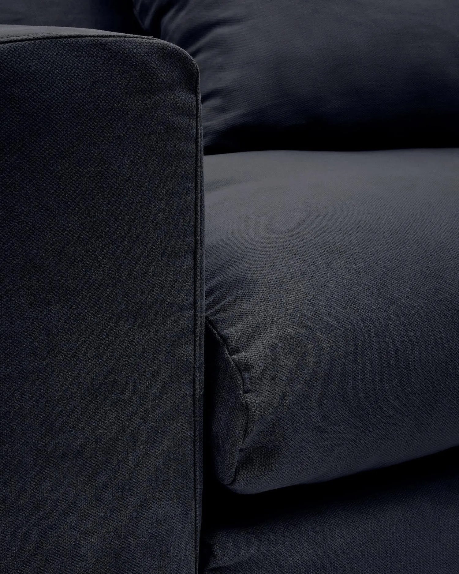 Eleganter anthrazitgrauer Bezug aus Leinen-Baumwoll-Mix für das Nora 3-Sitzer Sofa von Kave Home, modern und langlebig.