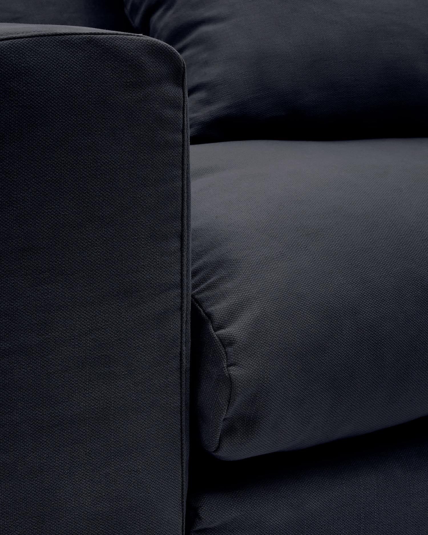 Anthrazitgrauer Bezug aus Leinen-Baumwoll-Mix für das Nora 3-Sitzer Sofa von Kave Home, stilvoll und hochwertig.