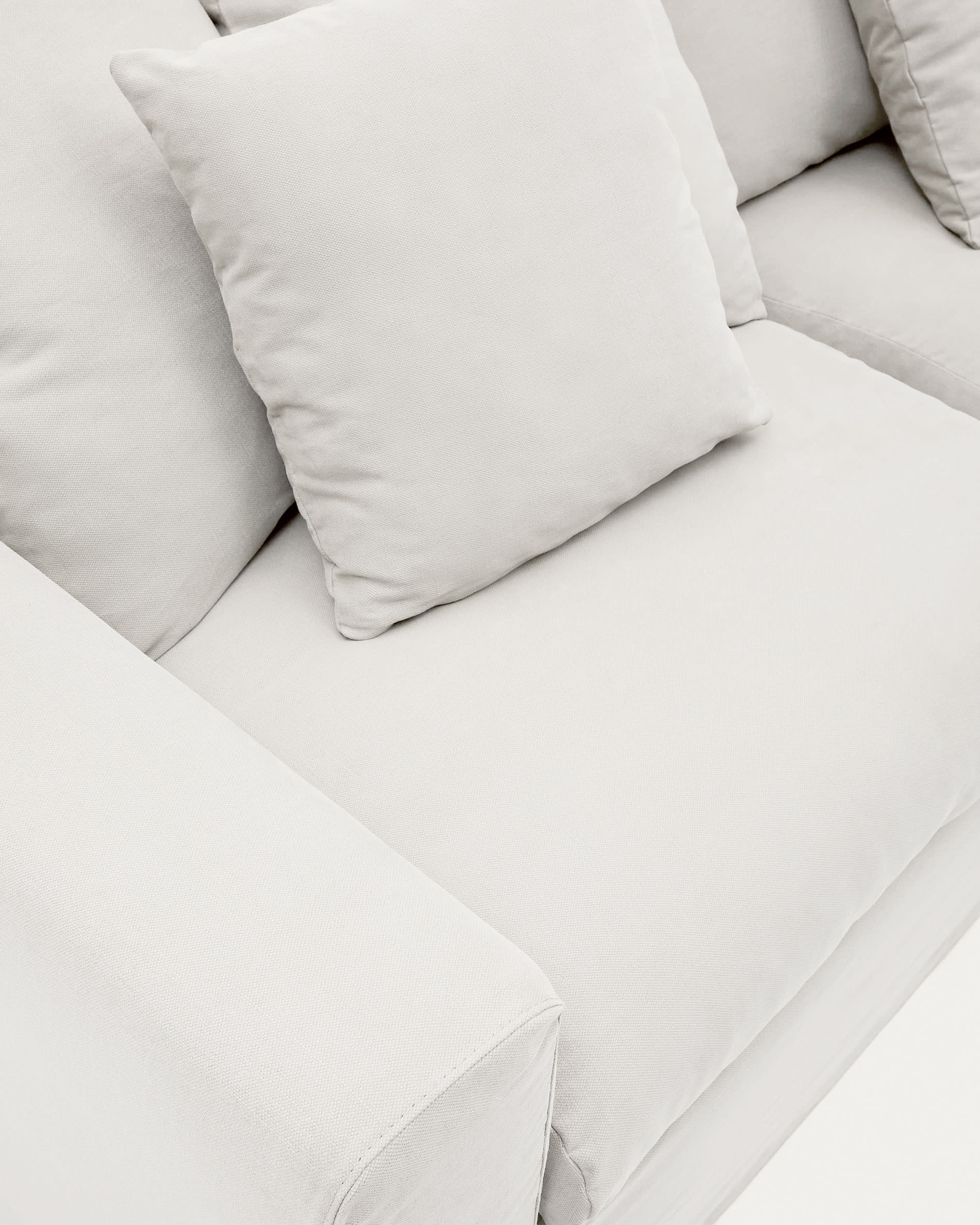 Eleganter Bezug aus Leinen-Baumwoll-Mix für das Nora Sofa, sanforisiert, pflegeleicht, in natürlichem Farbton.