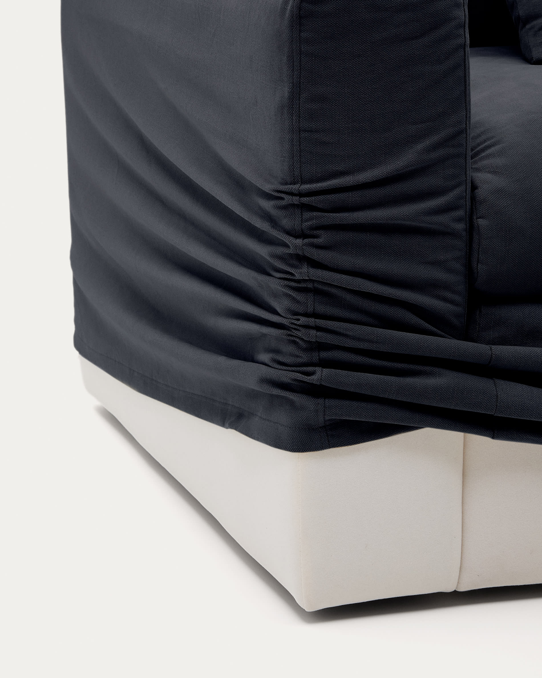 Anthrazitgrauer Bezug aus Leinen-Baumwoll-Mix für das Nora 4-Sitzer Sofa von Kave Home, stilvoll und hochwertig.