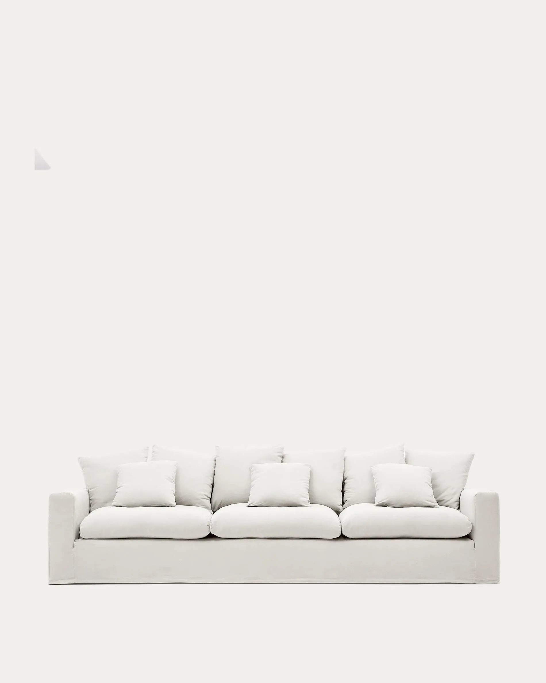 Eleganter Bezug für das Nora Sofa, aus Leinen-Baumwoll-Mix, in natürlichem Ton. Weich, langlebig und pflegeleicht.