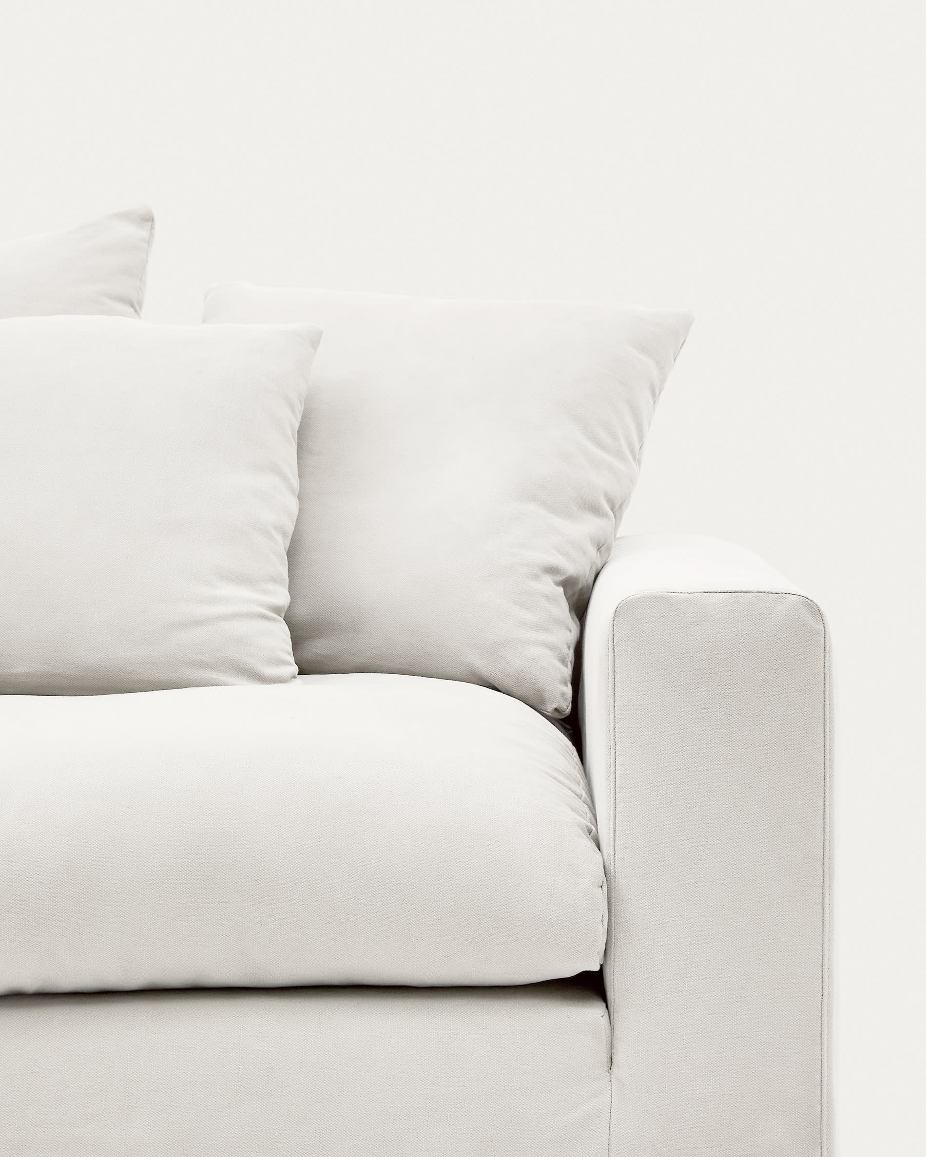 Eleganter Bezug für das Nora 4-Sitzer Sofa, gefertigt aus Leinen-Baumwoll-Mix in natürlicher Farbgebung von Kave Home.