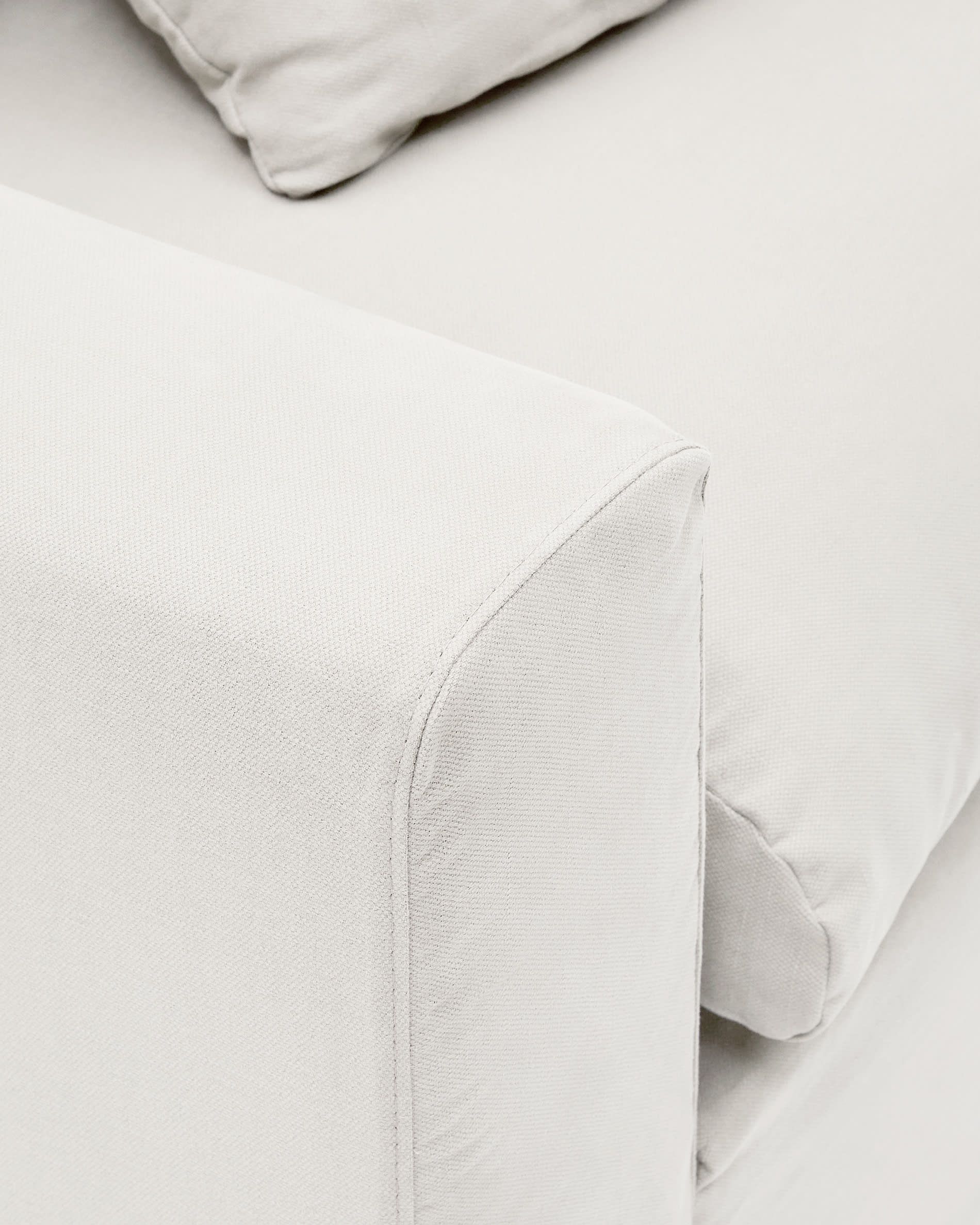 Hochwertiger Bezug für das Nora 4-Sitzer Sofa aus Leinen-Baumwoll-Mix in natürlichem Design von Kave Home.