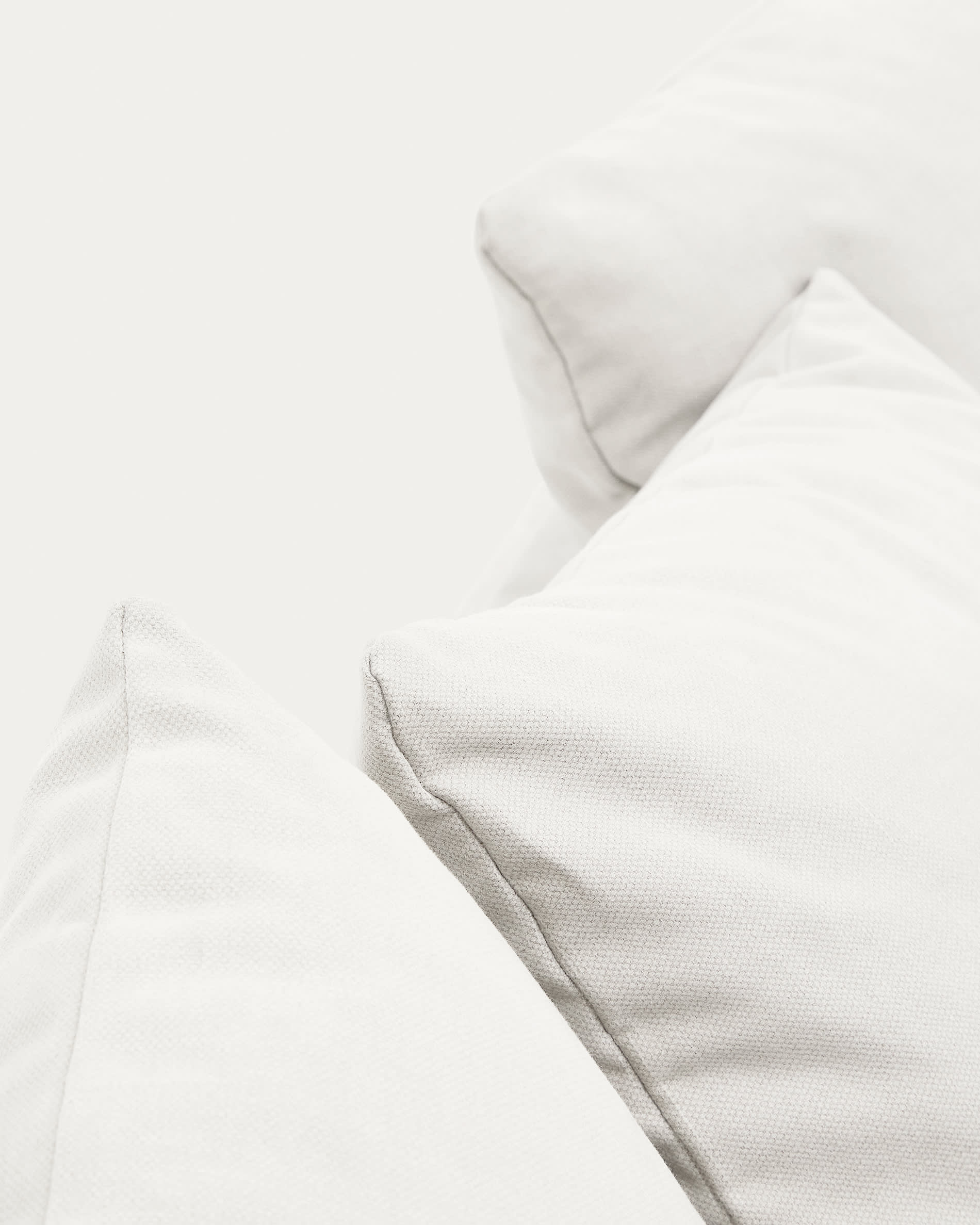 Eleganter Bezug für das Nora 4-Sitzer Sofa, gefertigt aus Leinen-Baumwoll-Mix in natürlicher Optik von Kave Home.