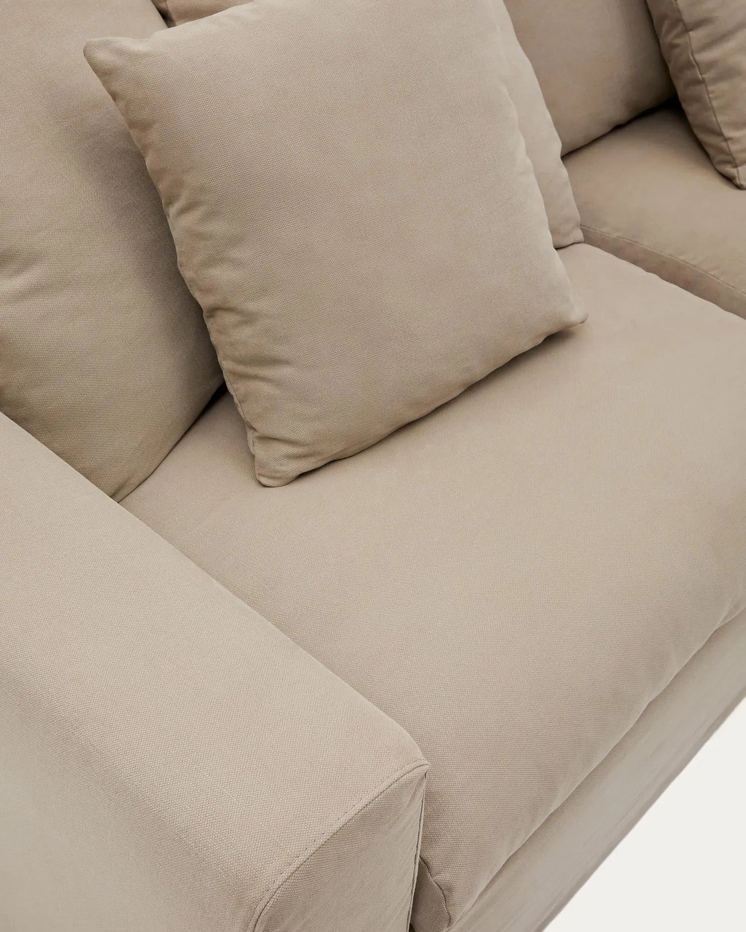 Verleihen Sie Ihrem Nora Sofa 4 Sitzer mit dem eleganten Taupe-Bezug aus Leinen und Baumwolle von Kave Home einen frischen Look.