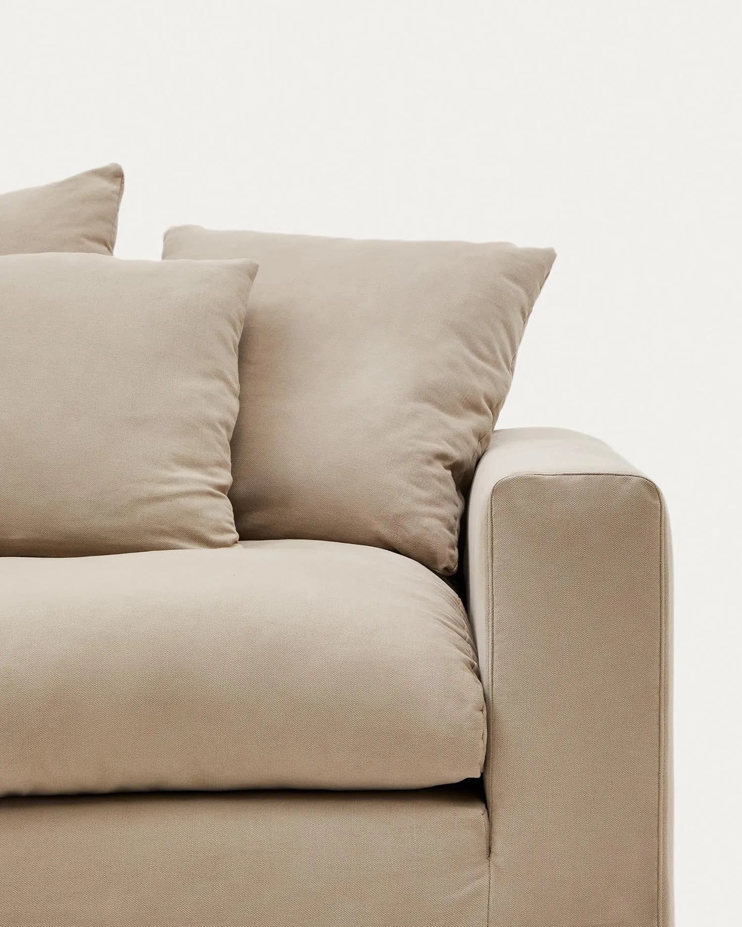 Verleihen Sie Ihrem Nora Sofa 4 Sitzer mit dem eleganten Taupe-Bezug aus Leinen und Baumwolle von Kave Home einen frischen Look.