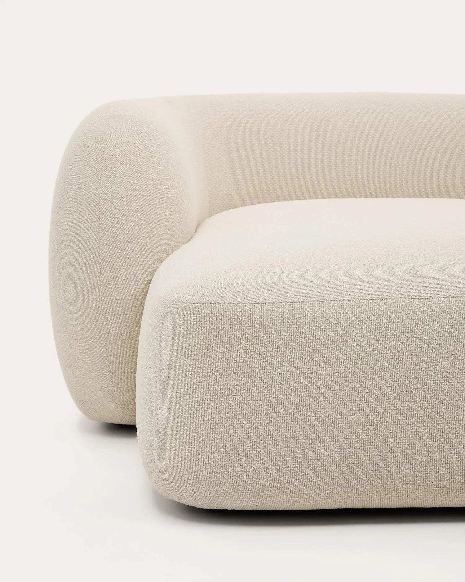 Elegantes, modulares 3-Sitzer-Sofa in Ecru-Chenille mit rechter Chaiselongue, 287 cm, von Kave Home.