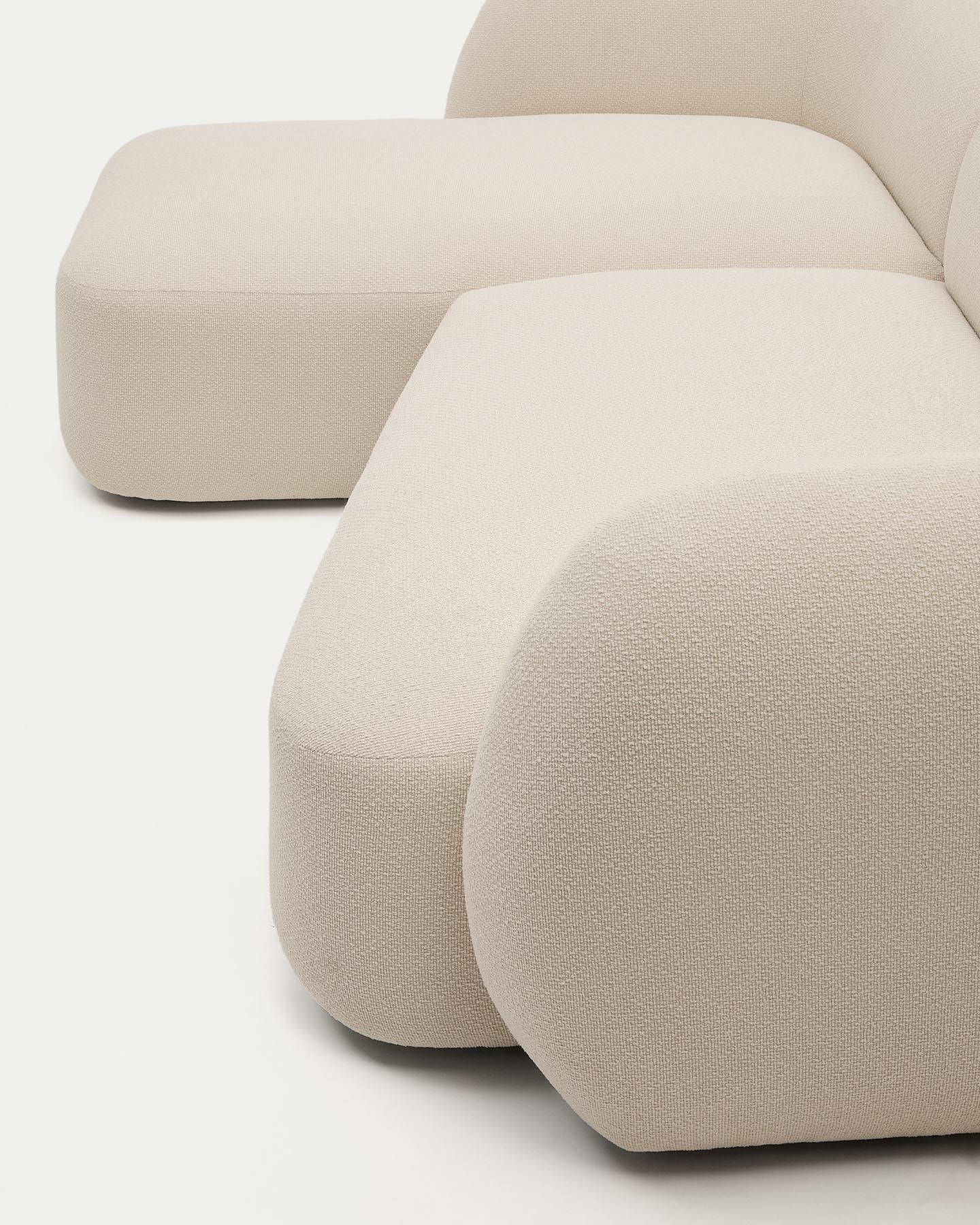 Schwer entflammbares 3-Sitzer-Modularsofa Martina mit Chenille und Chaiselongue links in Ecru 287 cm in Ecru präsentiert im Onlineshop von KAQTU Design AG. L-Sofa links ist von Kave Home