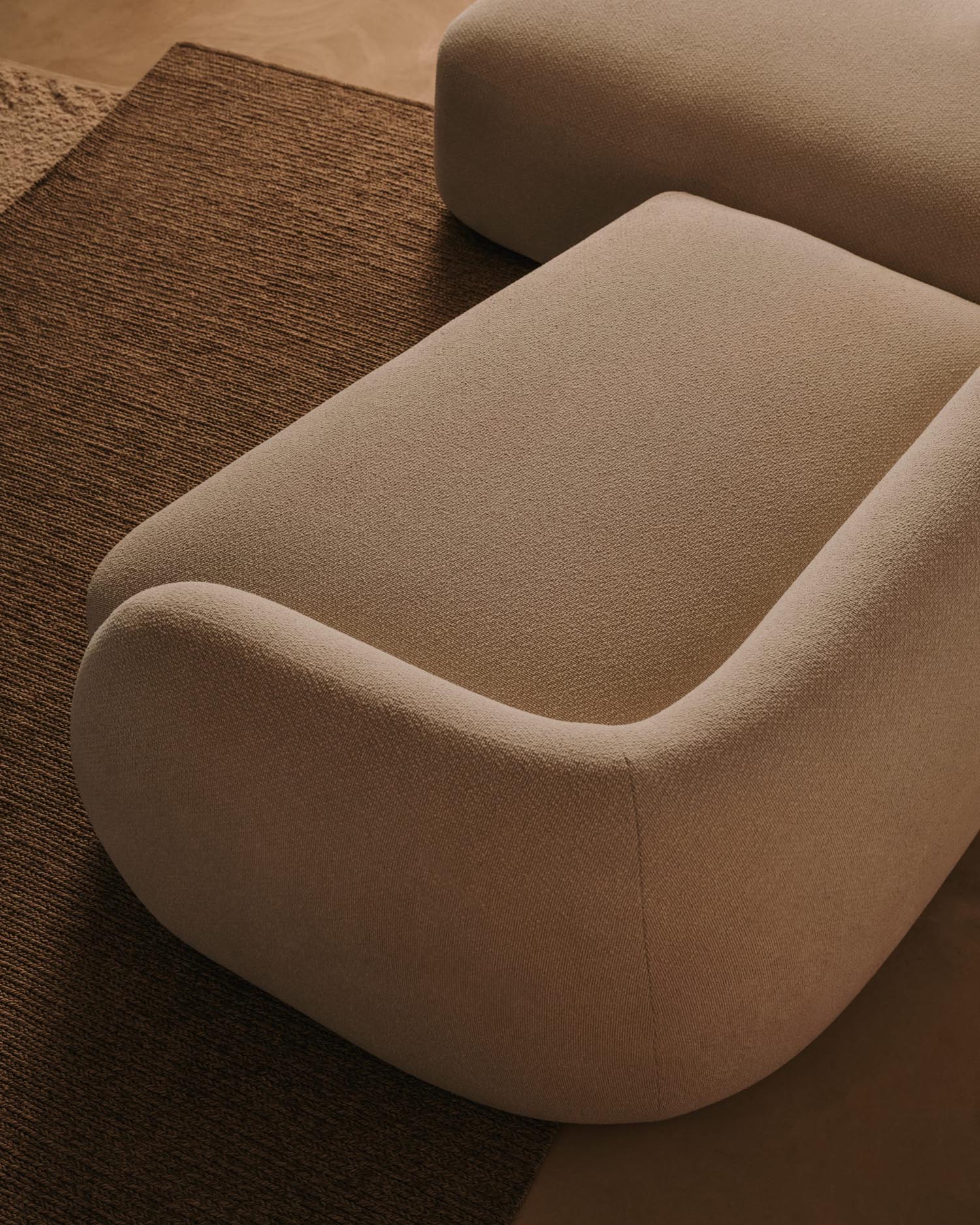 Elegantes 3-Sitzer-Sofa in Chenille mit linksseitiger Chaiselongue, 287 cm breit, für stilvollen Komfort.