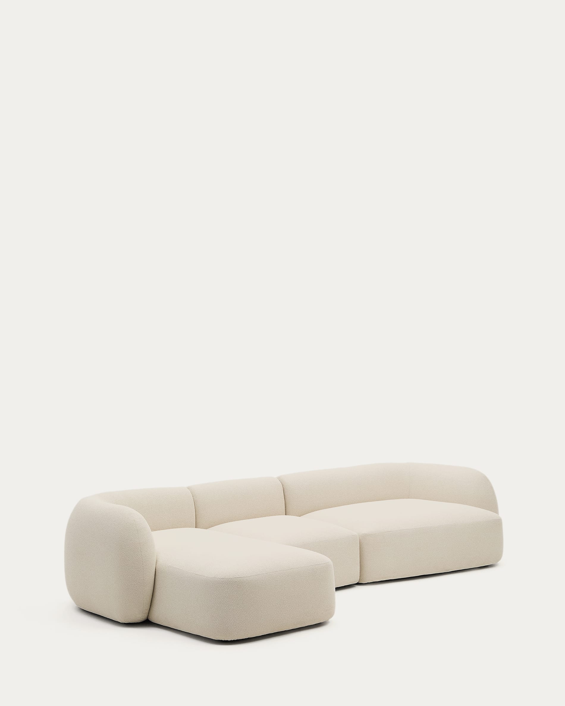 Elegantes 4-Sitzer-Sofa in Ecru mit weichem Chenille-Bezug, linksseitiger Chaiselongue und modernem, organischem Design.