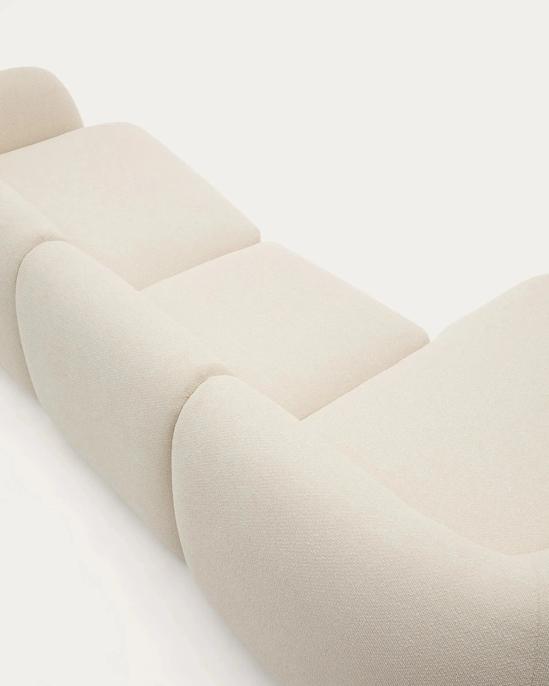 Das Martina Sofa: 4-Sitzer, modular, 377 cm, Chenille in Ecru, mit linker Chaiselongue. Komfort und Eleganz vereint.