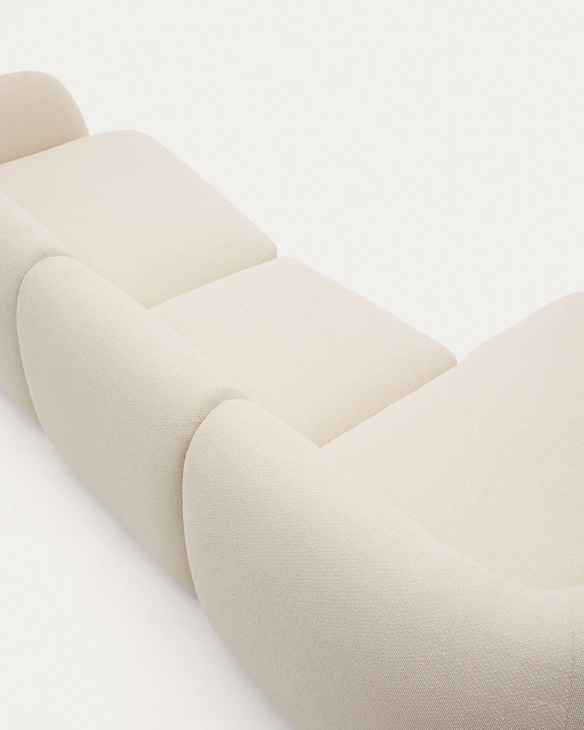 Entdecken Sie das stilvolle 4-Sitzer-Modularsofa Martina in Ecru mit Chenille-Bezug und linker Chaiselongue. Perfekte Kombination aus Design und Komfort!