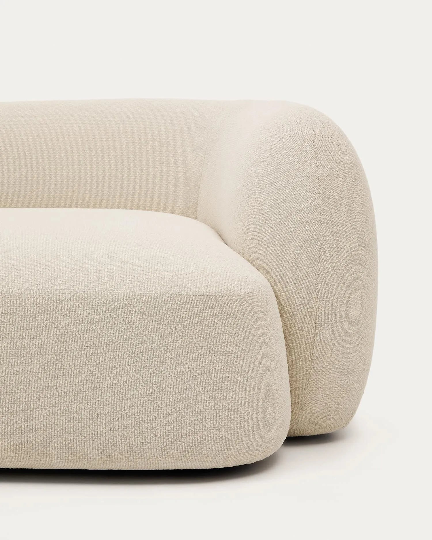 Das Martina Sofa: 4-Sitzer, 377 cm, Chenille in Ecru, mit linker Chaiselongue. Eleganz und Komfort für Ihr Zuhause.