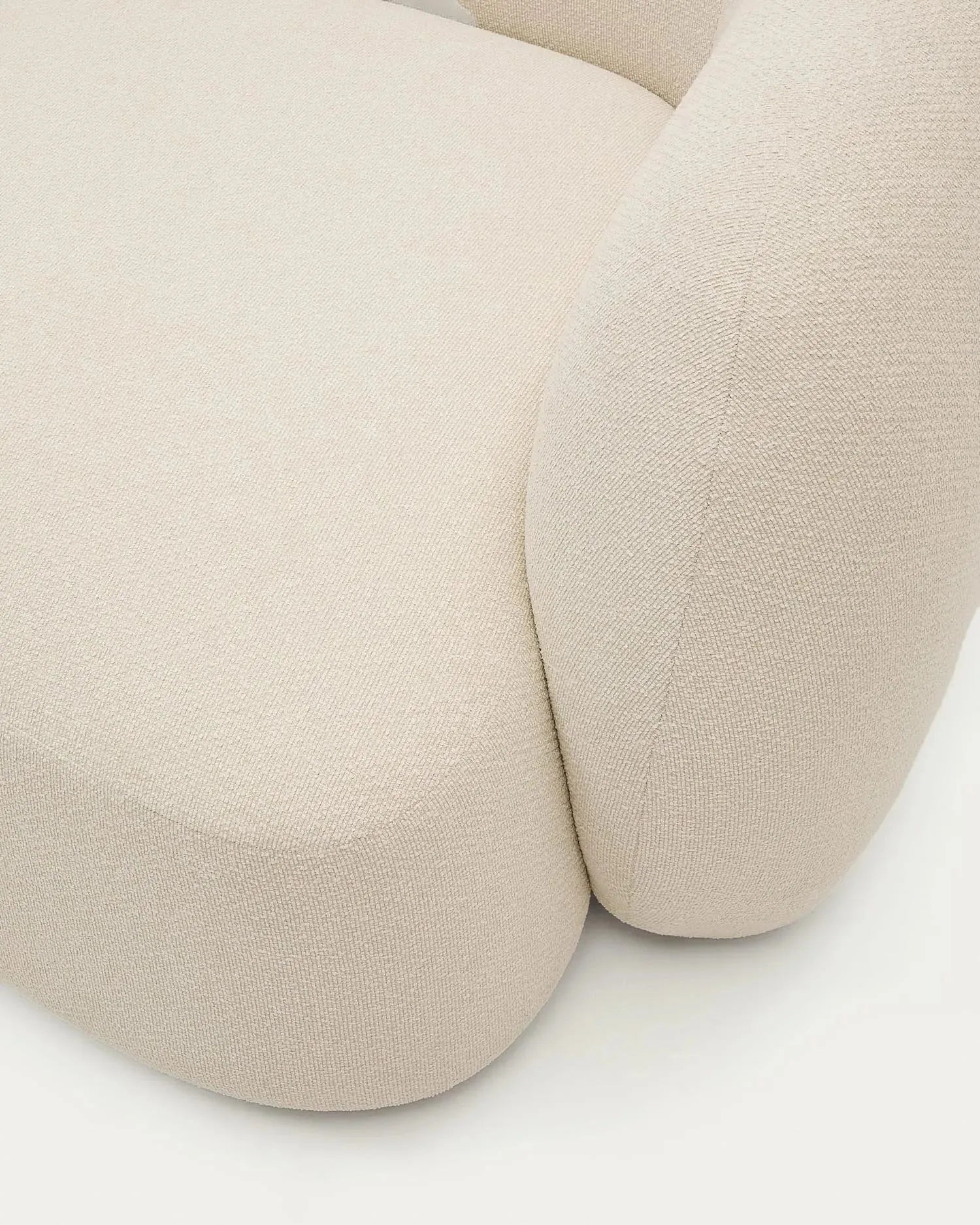 Martina modulares Sofa, 4-Sitzer, 377 cm, Chenille in Ecru, mit linker Chaiselongue. Stilvoll und bequem für Ihr Wohnzimmer.