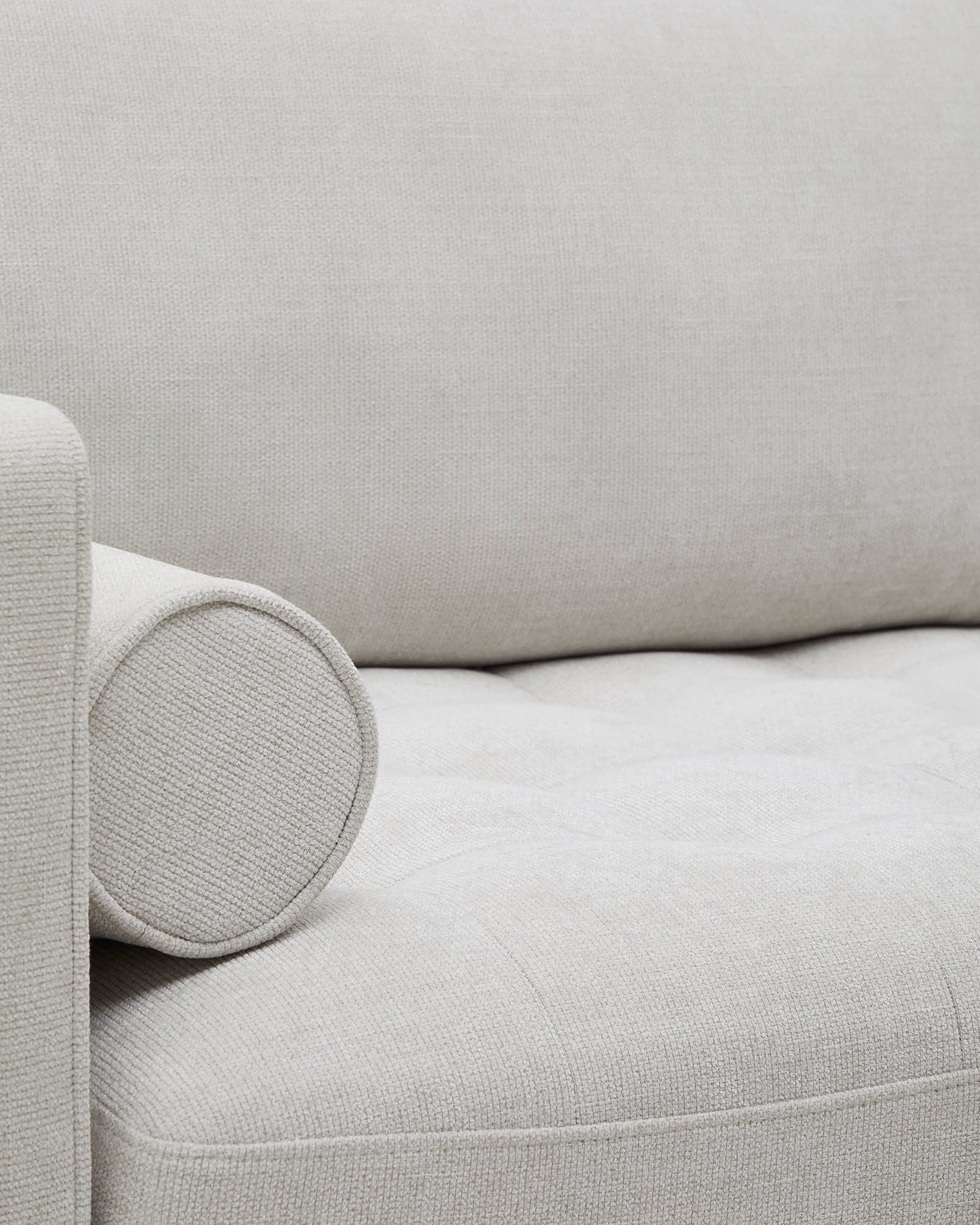 Erleben Sie das Debra 2-Sitzer-Sofa von Kave Home: Luxuriöse Chenille-Oberfläche, natürliche Holzbeine, perfekt für modernes Wohnen.