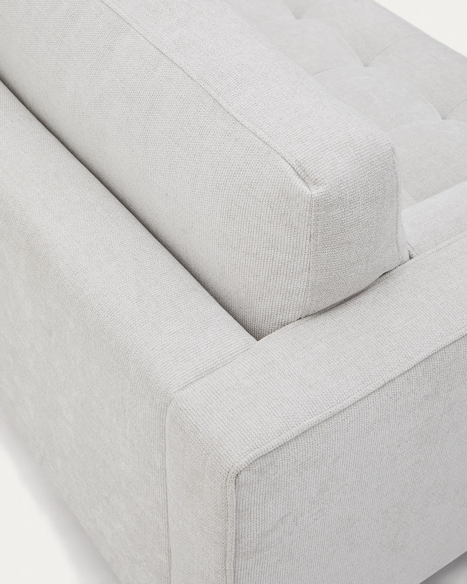 Entdecken Sie das Debra 2-Sitzer-Sofa von Kave Home: Elegantes Design mit weichem Chenille-Bezug und natürlichen Holzbeinen für stilvollen Komfort.
