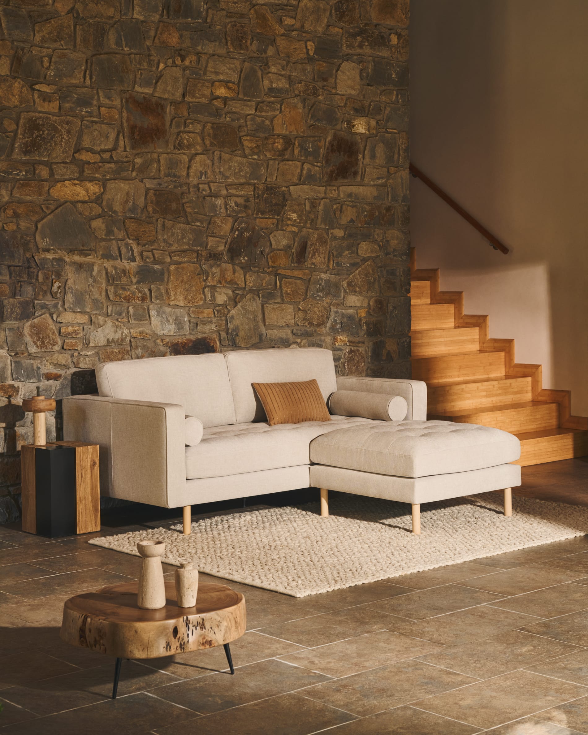 Elegantes 2-Sitzer-Sofa Debra von Kave Home, 182 cm breit, perlfarbener Chenille-Bezug, naturfarbene Beine, stilvolles Design.