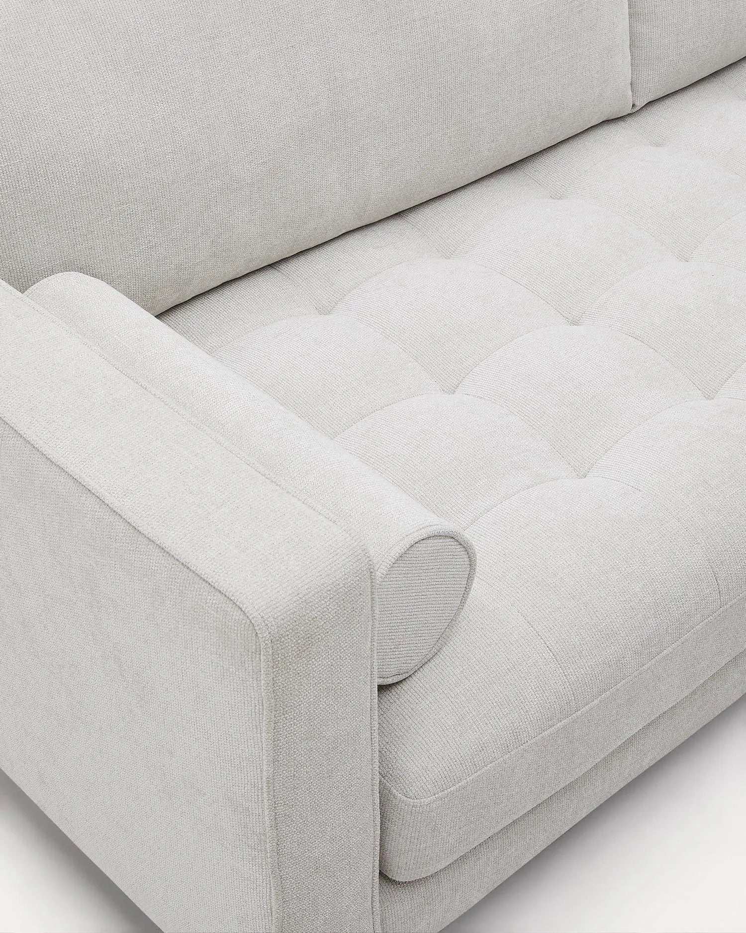 Elegantes 2-Sitzer-Sofa mit perlfarbenem Chenille-Bezug und natürlichem Finish, inklusive Fußablage für maximalen Komfort.