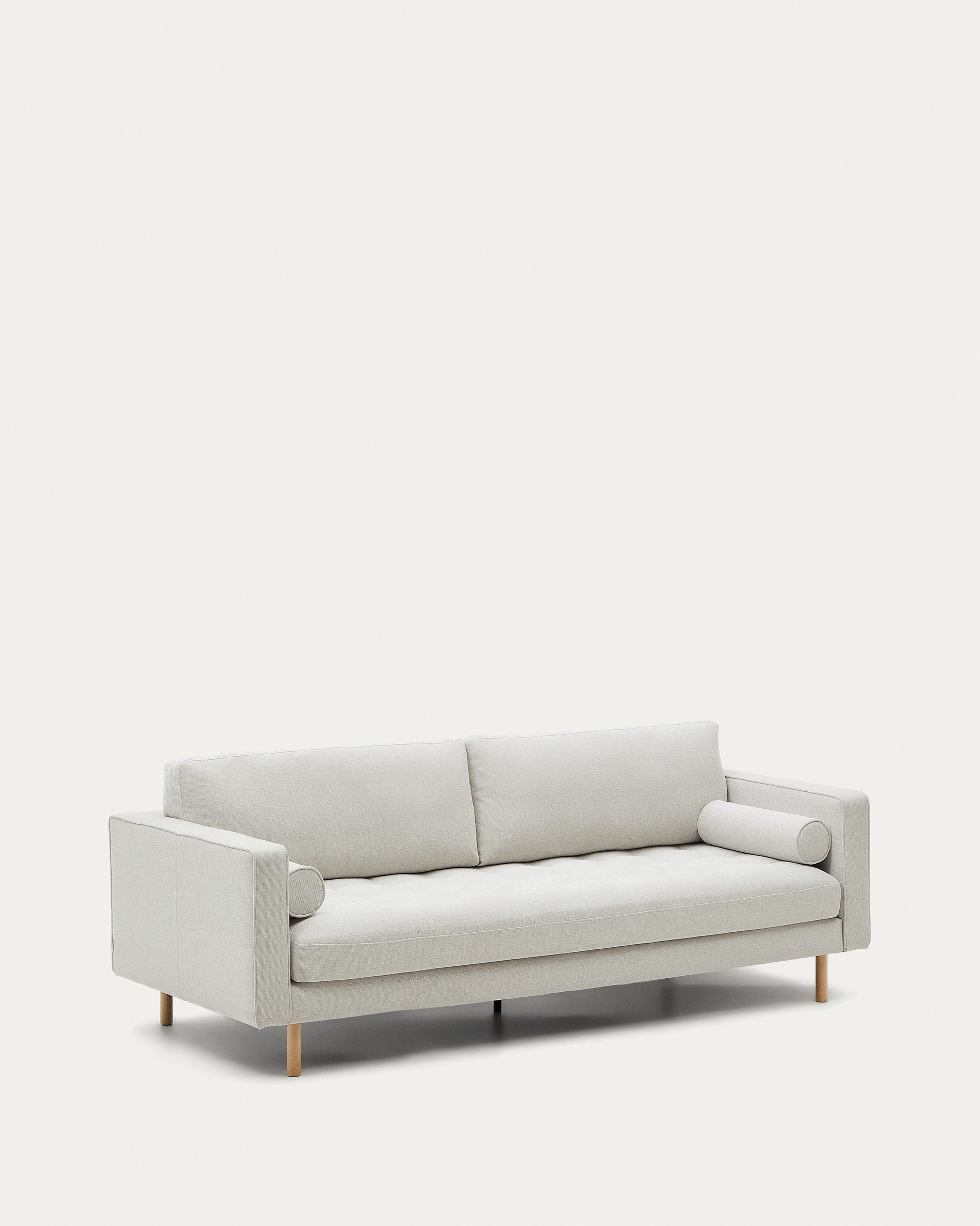 Das Debra Sofa von Kave Home: 3-Sitzer, perlfarbener Chenille-Bezug, naturfarbene Beine, 222 cm breit, stilvoll und komfortabel.