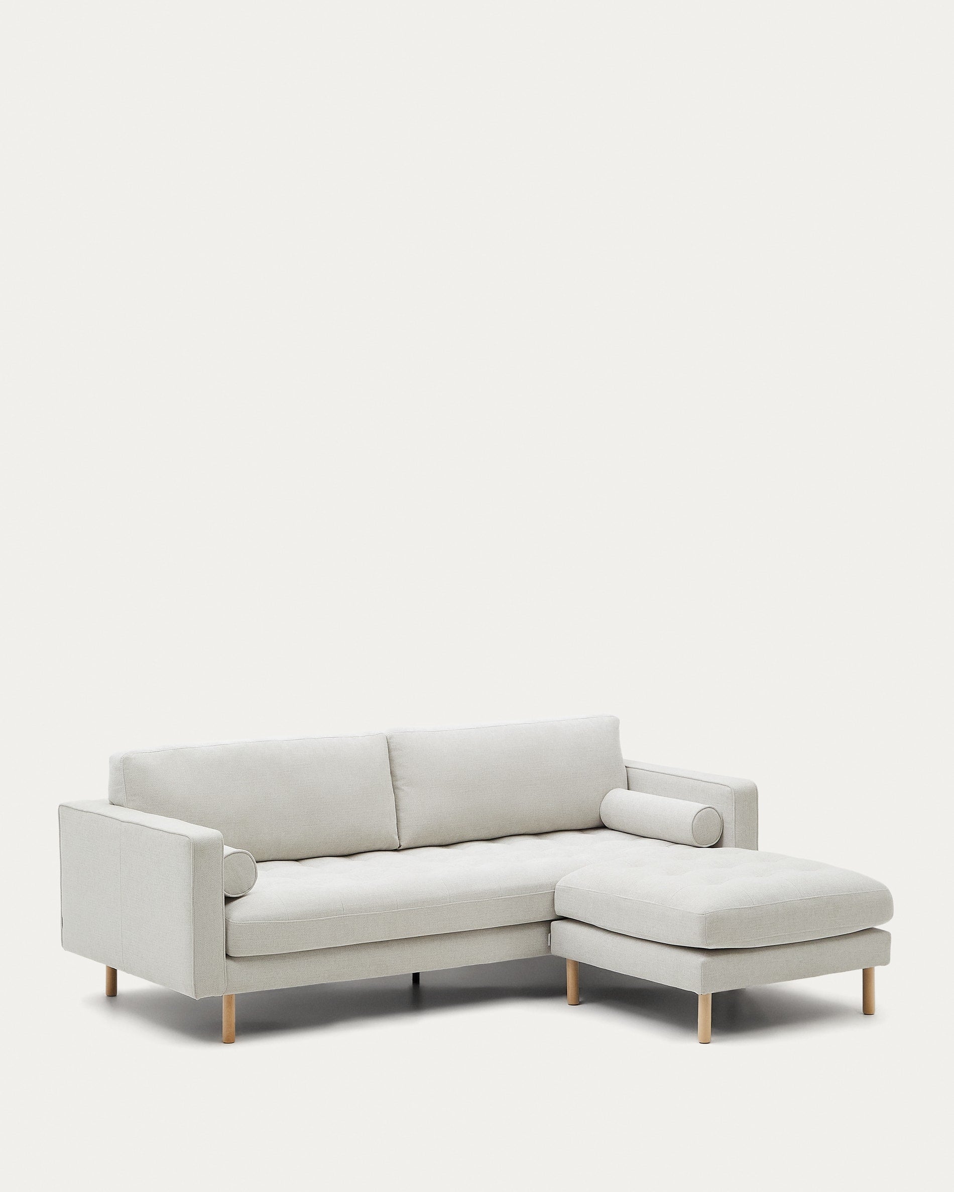 Elegantes 3-Sitzer-Sofa Debra mit perlfarbenem Chenille-Bezug, natürlichem Holzfinish und Fussablage, 222 cm breit.