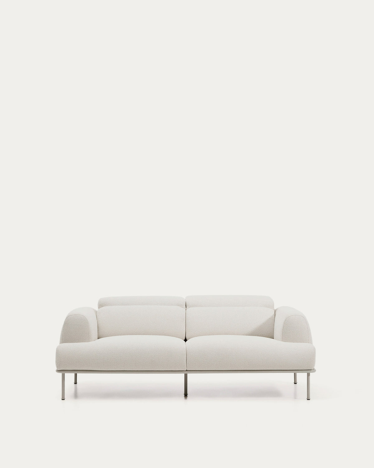 2-Sitzer-Sofa Aurum aus ecrufarbener Chenille mit verstellbarem Kopfteil und mattbeiger Metallbasis 214 cm FSC Mix Credit in Ecru präsentiert im Onlineshop von KAQTU Design AG. 2er Sofa ist von Kave Home