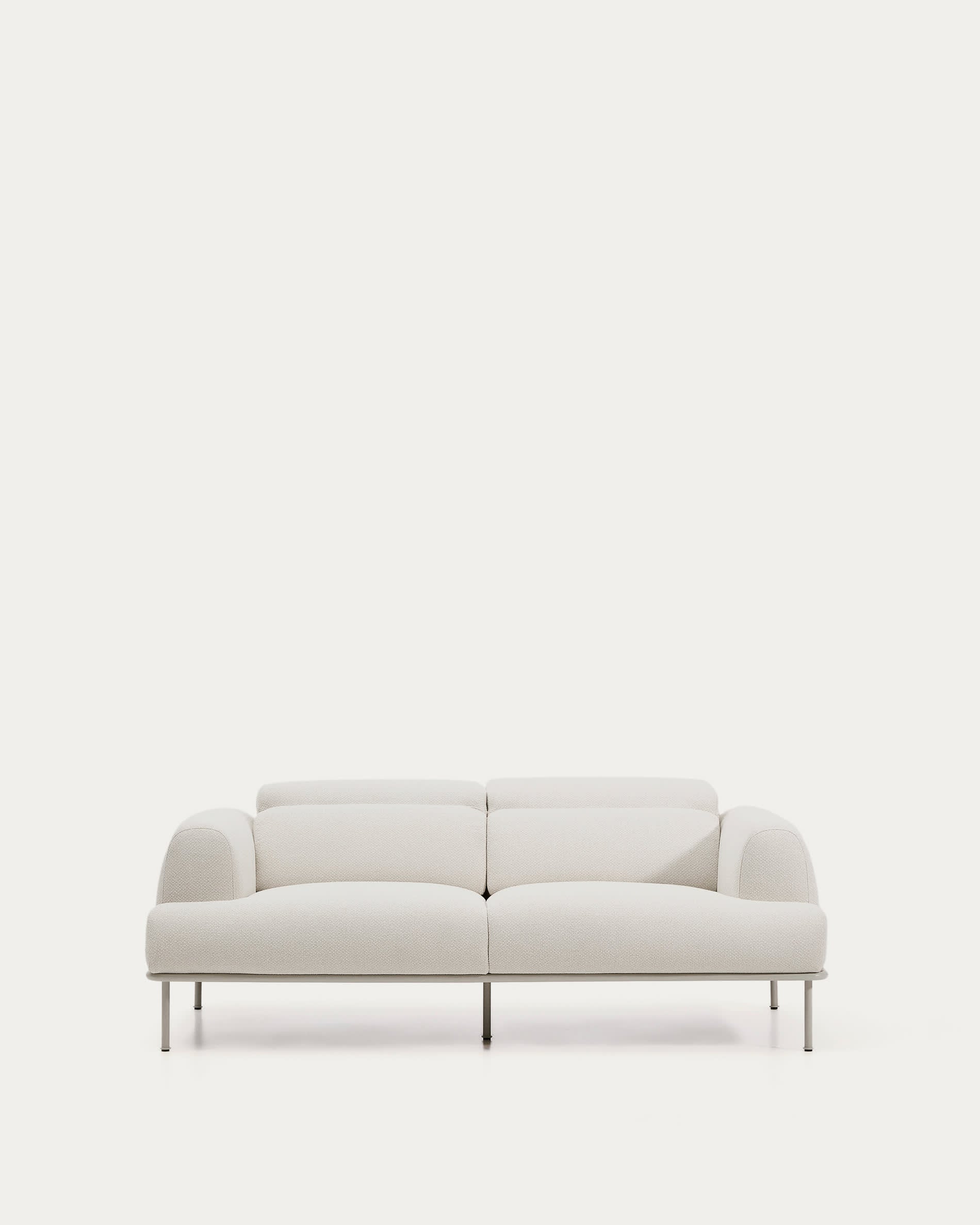 2-Sitzer-Sofa Aurum aus ecrufarbener Chenille mit verstellbarem Kopfteil und mattbeiger Me in Ecru präsentiert im Onlineshop von KAQTU Design AG. 2er Sofa ist von Kave Home