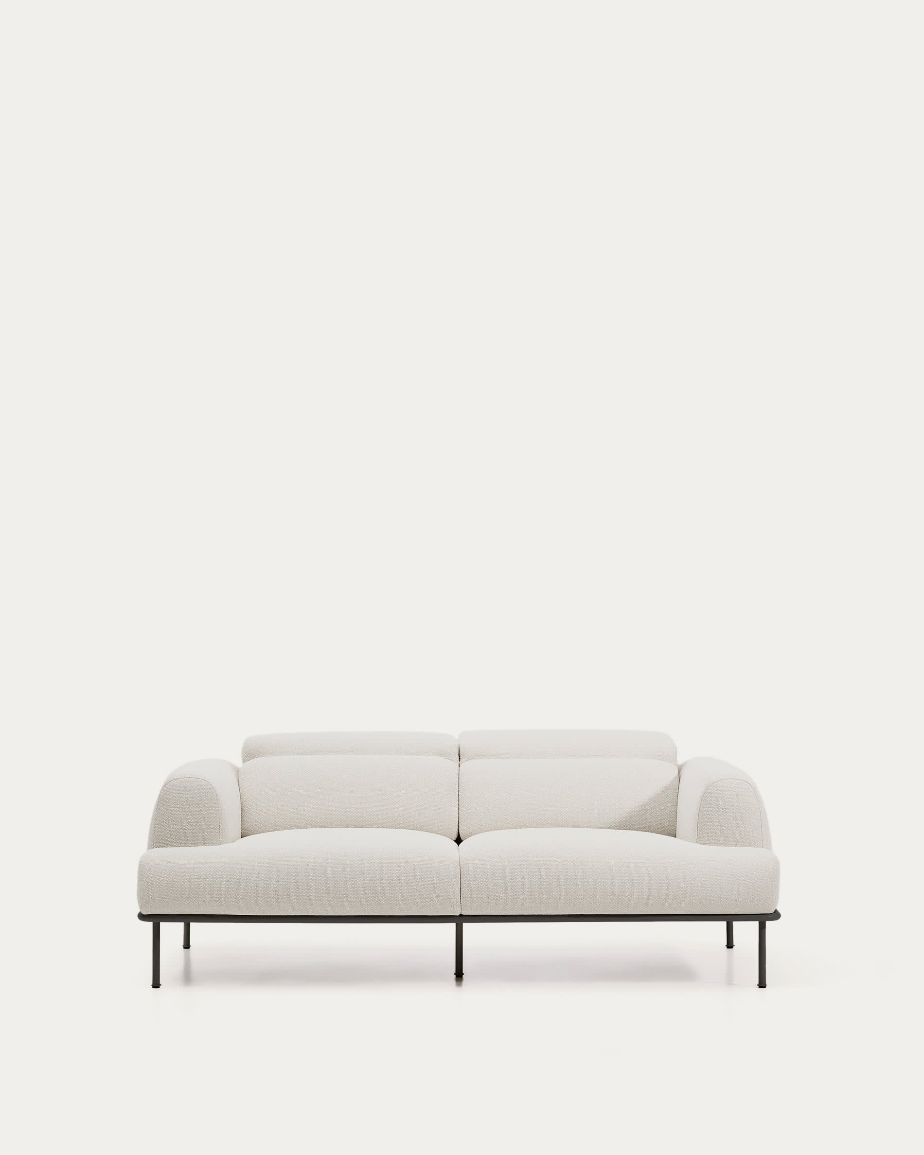 2-Sitzer-Sofa Aurum aus ecrufarbener Chenille mit verstellbarem Kopfteil und mattgrauer Me in Ecru präsentiert im Onlineshop von KAQTU Design AG. 2er Sofa ist von Kave Home
