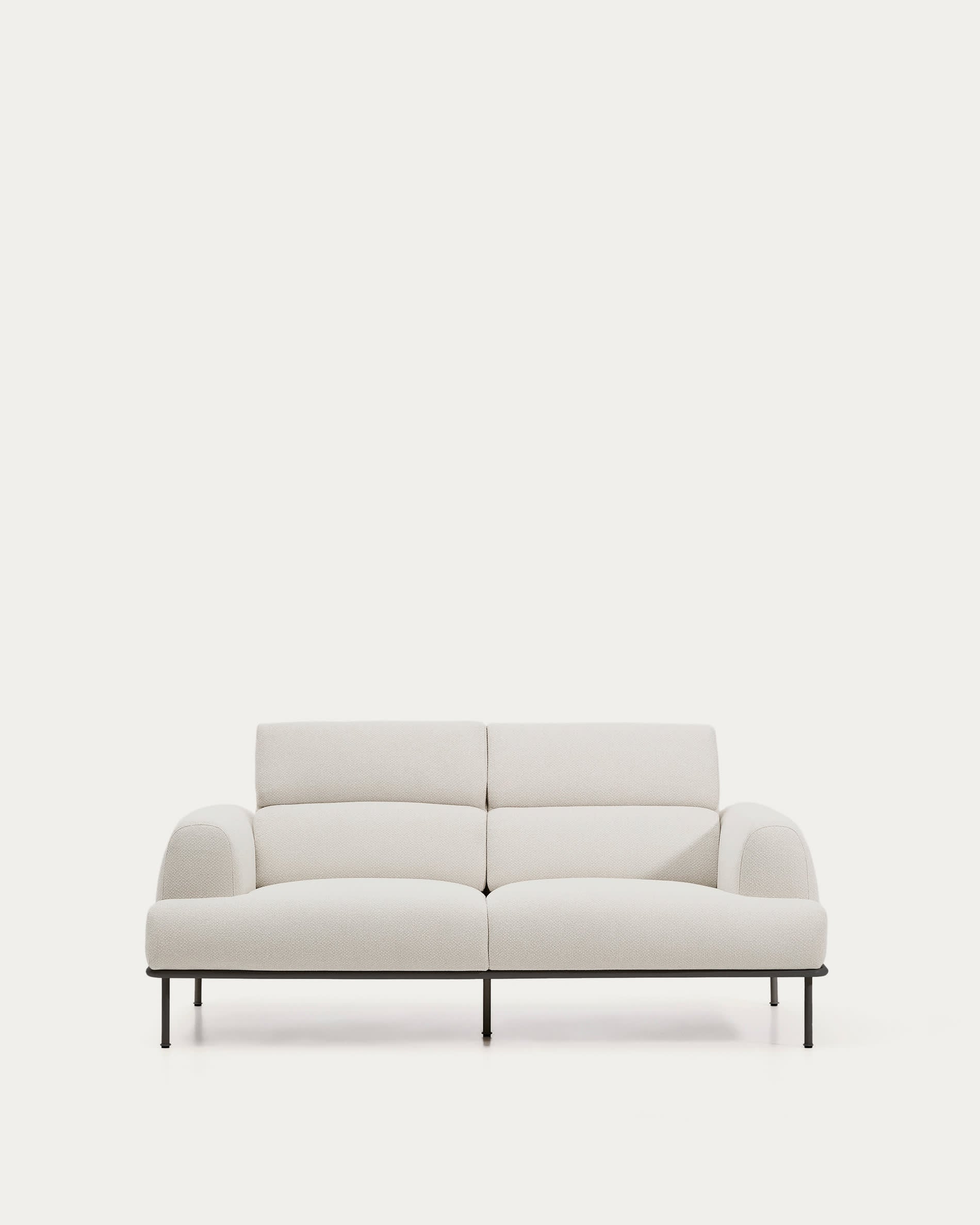 2-Sitzer-Sofa Aurum aus ecrufarbener Chenille mit verstellbarem Kopfteil und mattgrauer Me in Ecru präsentiert im Onlineshop von KAQTU Design AG. 2er Sofa ist von Kave Home