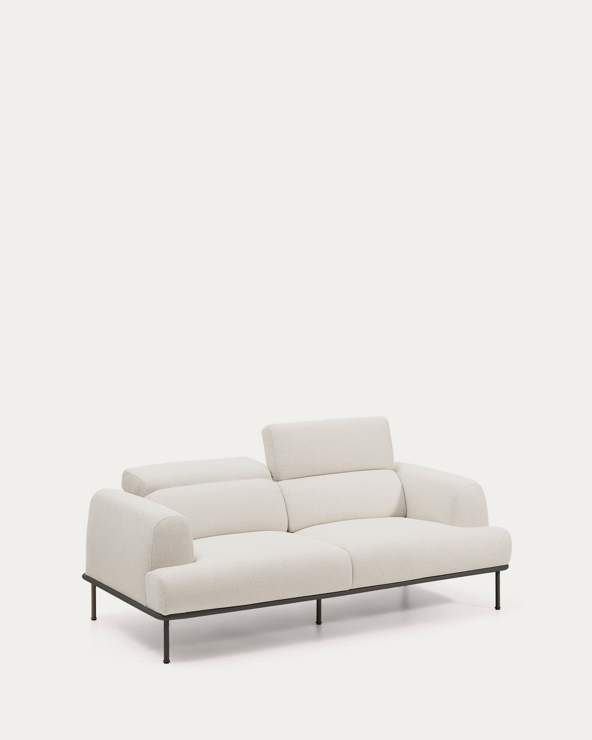 2-Sitzer-Sofa Aurum aus ecrufarbener Chenille mit verstellbarem Kopfteil und mattgrauer Me in Ecru präsentiert im Onlineshop von KAQTU Design AG. 2er Sofa ist von Kave Home