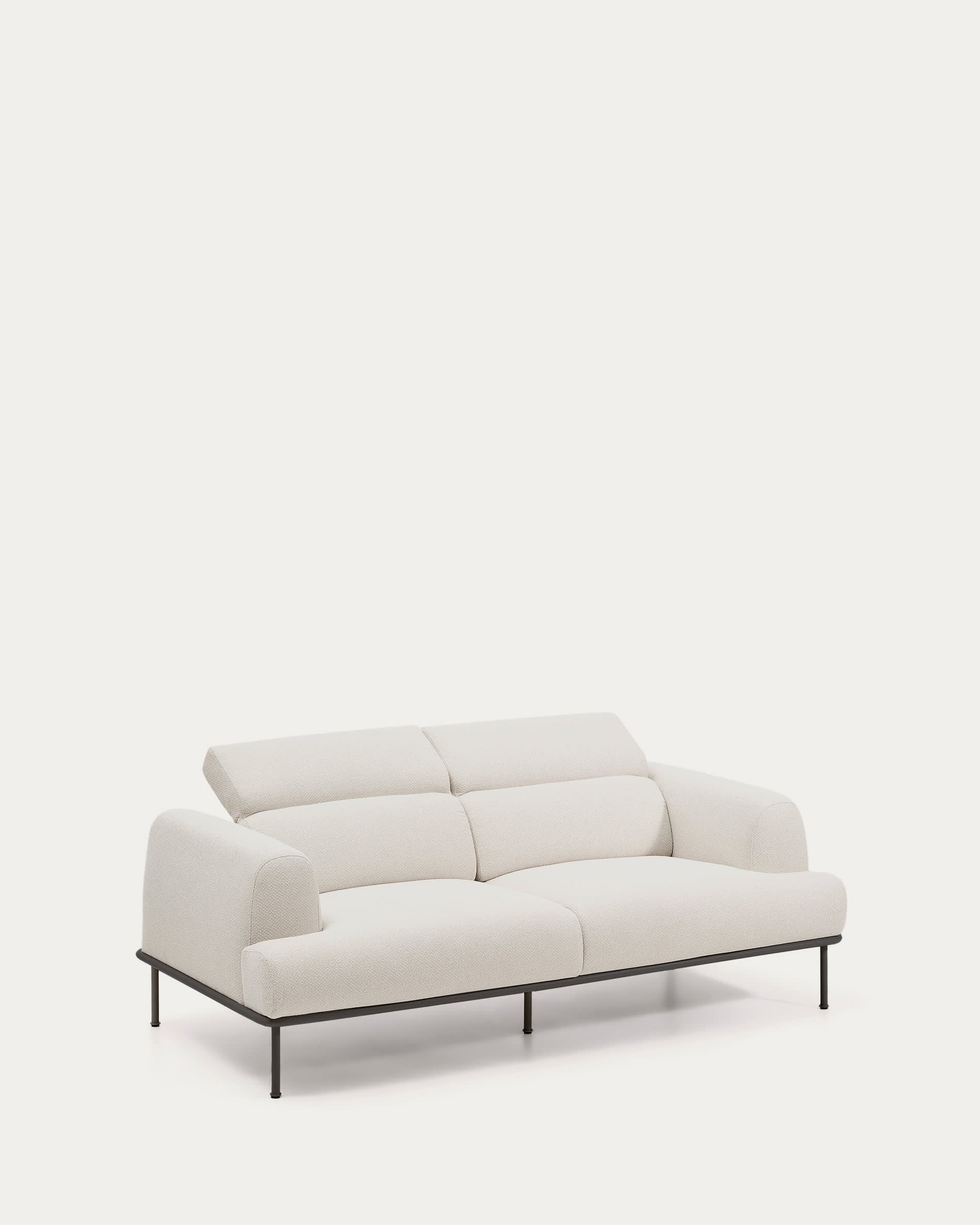 2-Sitzer-Sofa Aurum aus ecrufarbener Chenille mit verstellbarem Kopfteil und mattgrauer Me in Ecru präsentiert im Onlineshop von KAQTU Design AG. 2er Sofa ist von Kave Home