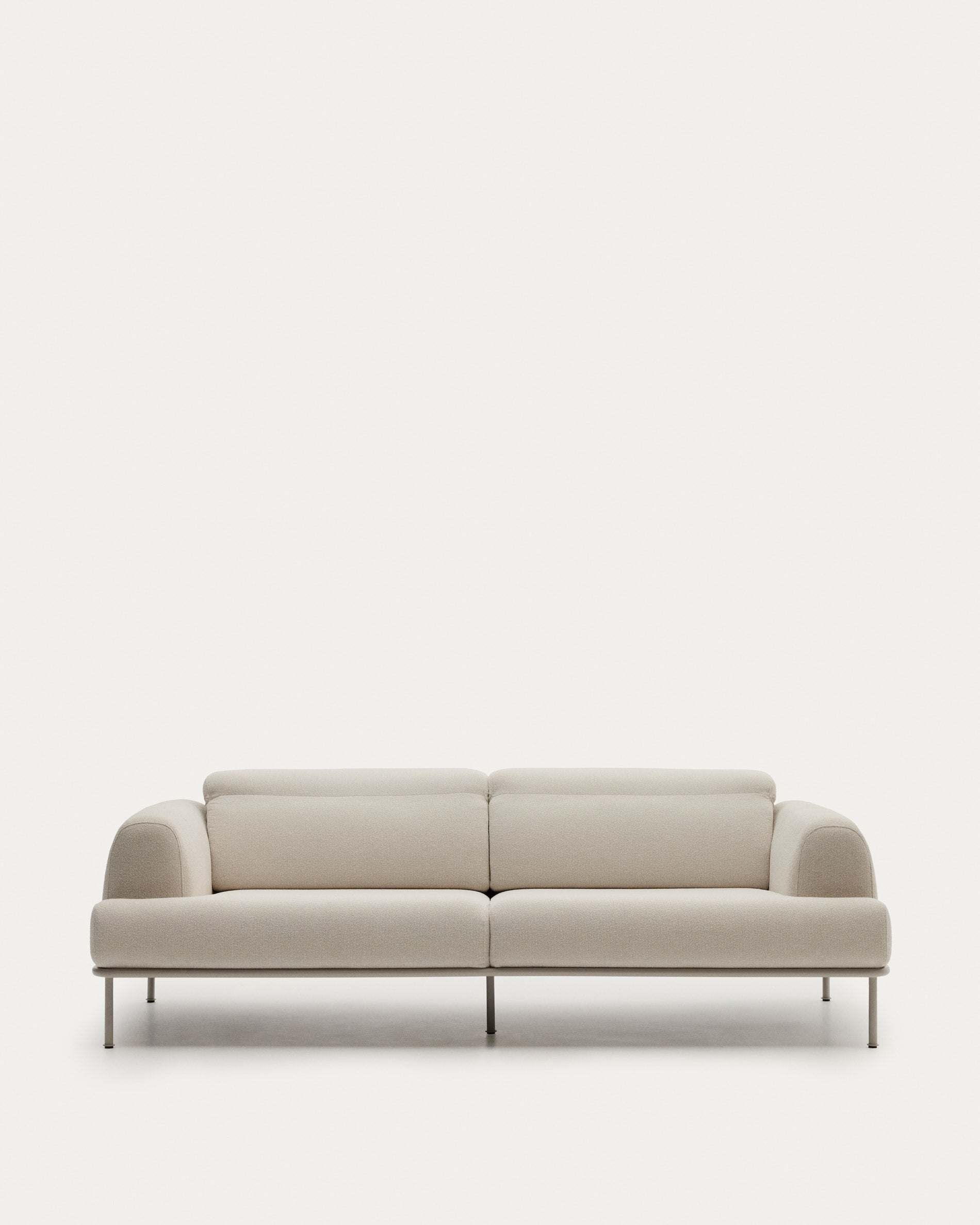 Elegantes 3-Sitzer Sofa Aurum in Ecru mit verstellbarer Kopfstütze, mattbeigem Metallgestell, FSC-zertifiziert, stilvoll und komfortabel.