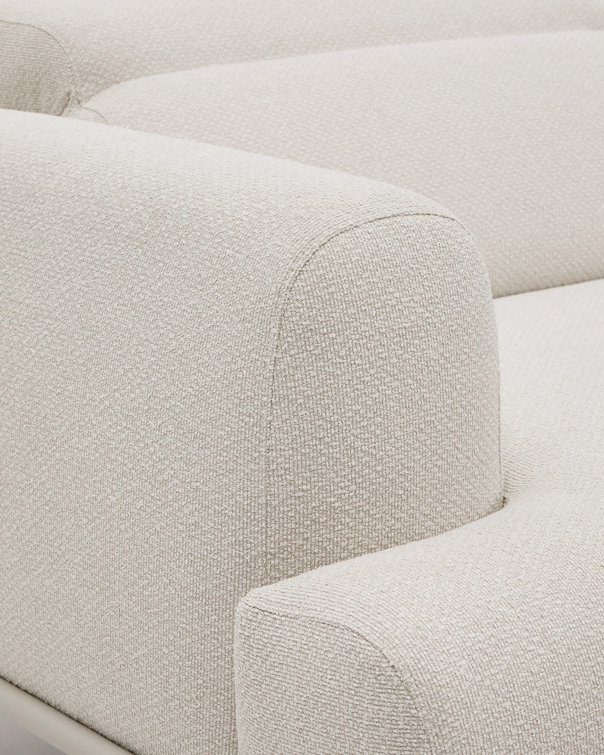 3-Sitzer-Sofa Aurum aus ecrufarbener Chenille mit verstellbarem Kopfteil und mattbeiger Metallbasis 234 cm FSC Mix Credit in Ecru präsentiert im Onlineshop von KAQTU Design AG. 3er Sofa ist von Kave Home