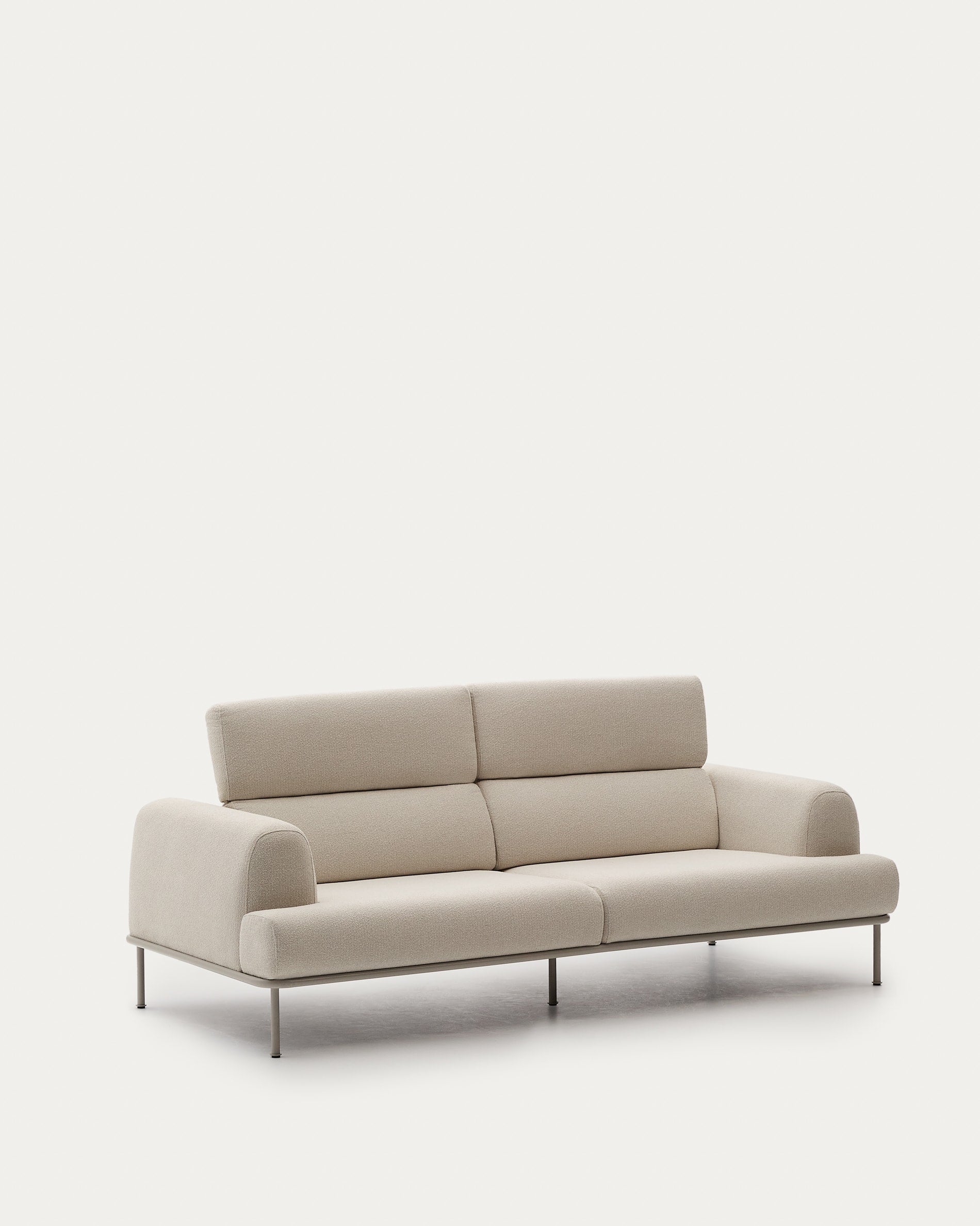 Elegantes 3-Sitzer-Sofa in Ecru mit verstellbarer Kopfstütze, mattbeigem Metallgestell und nachhaltigem Design.