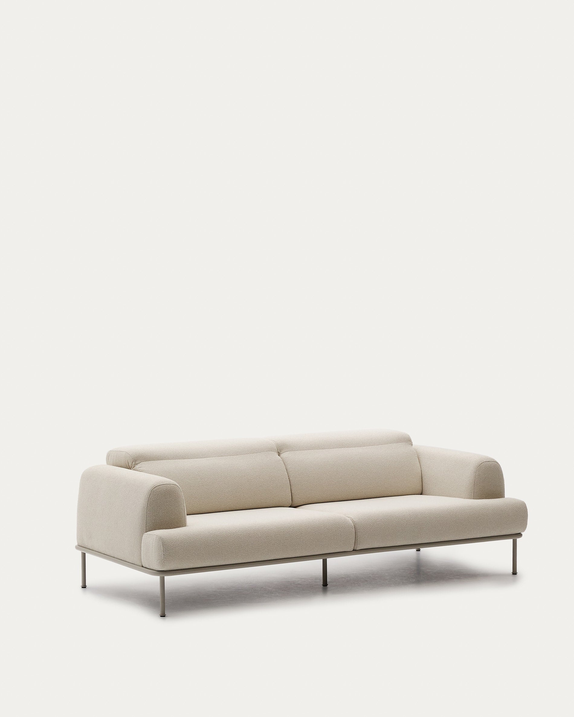 Elegantes 3-Sitzer-Sofa in Ecru mit verstellbarer Kopfstütze, mattbeigem Metallgestell und nachhaltigem Design.